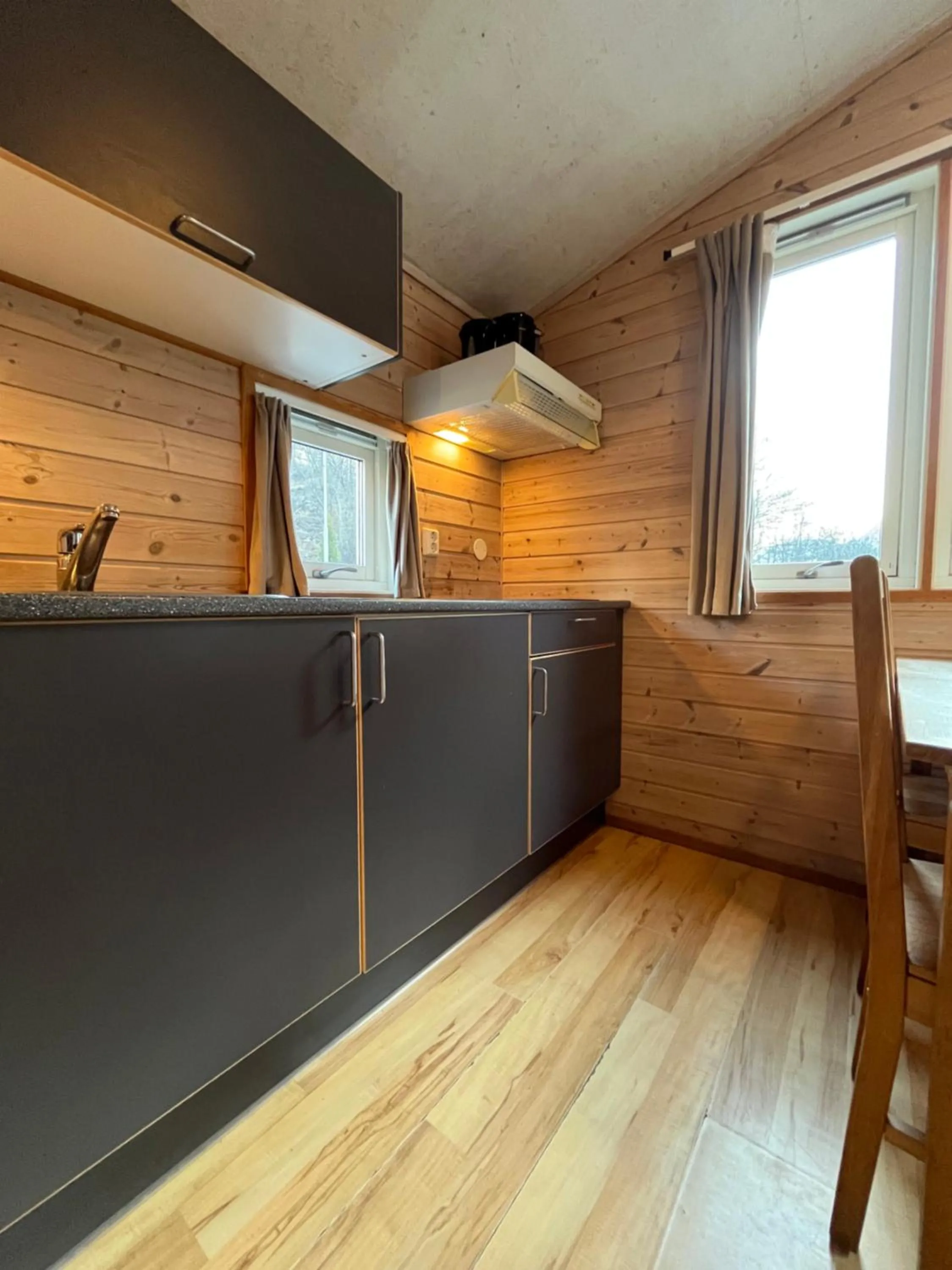 Cottage with Kitchenette and Private Bathroom in Trolltunga Camping