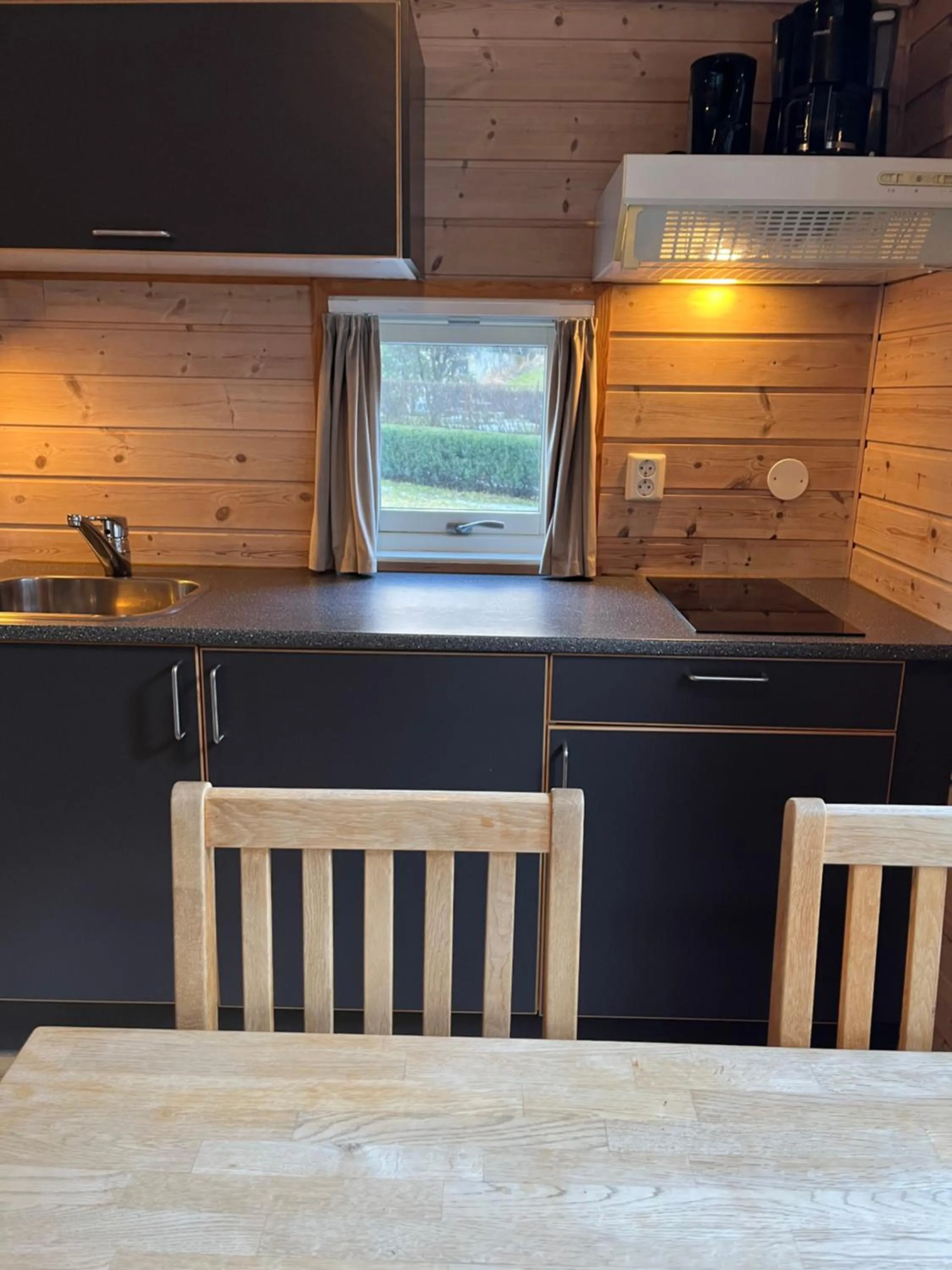 Cottage with Kitchenette and Private Bathroom in Trolltunga Camping