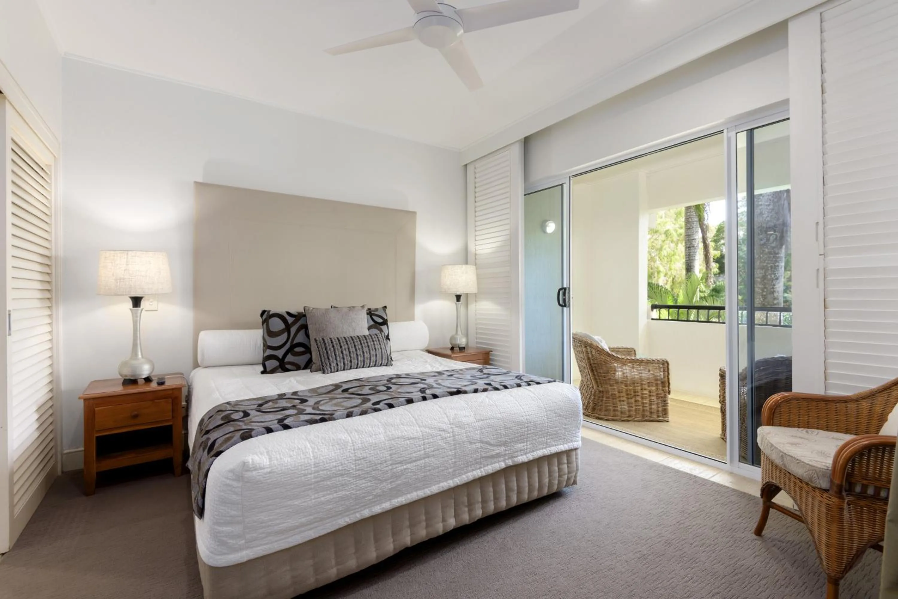 Bedroom, Bed in Mandalay Luxury Beachfront Apartments