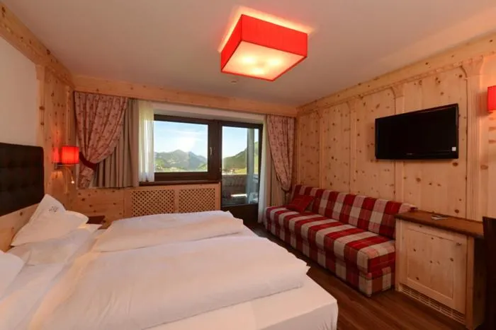 Photo of the whole room, Bed in Hotel Alaska