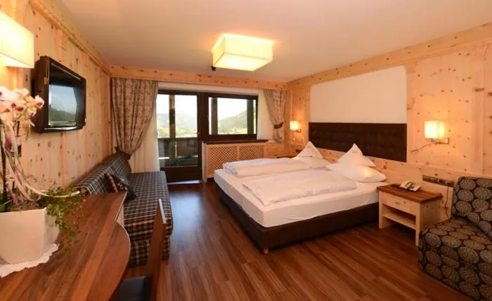 Photo of the whole room, Bed in Hotel Alaska