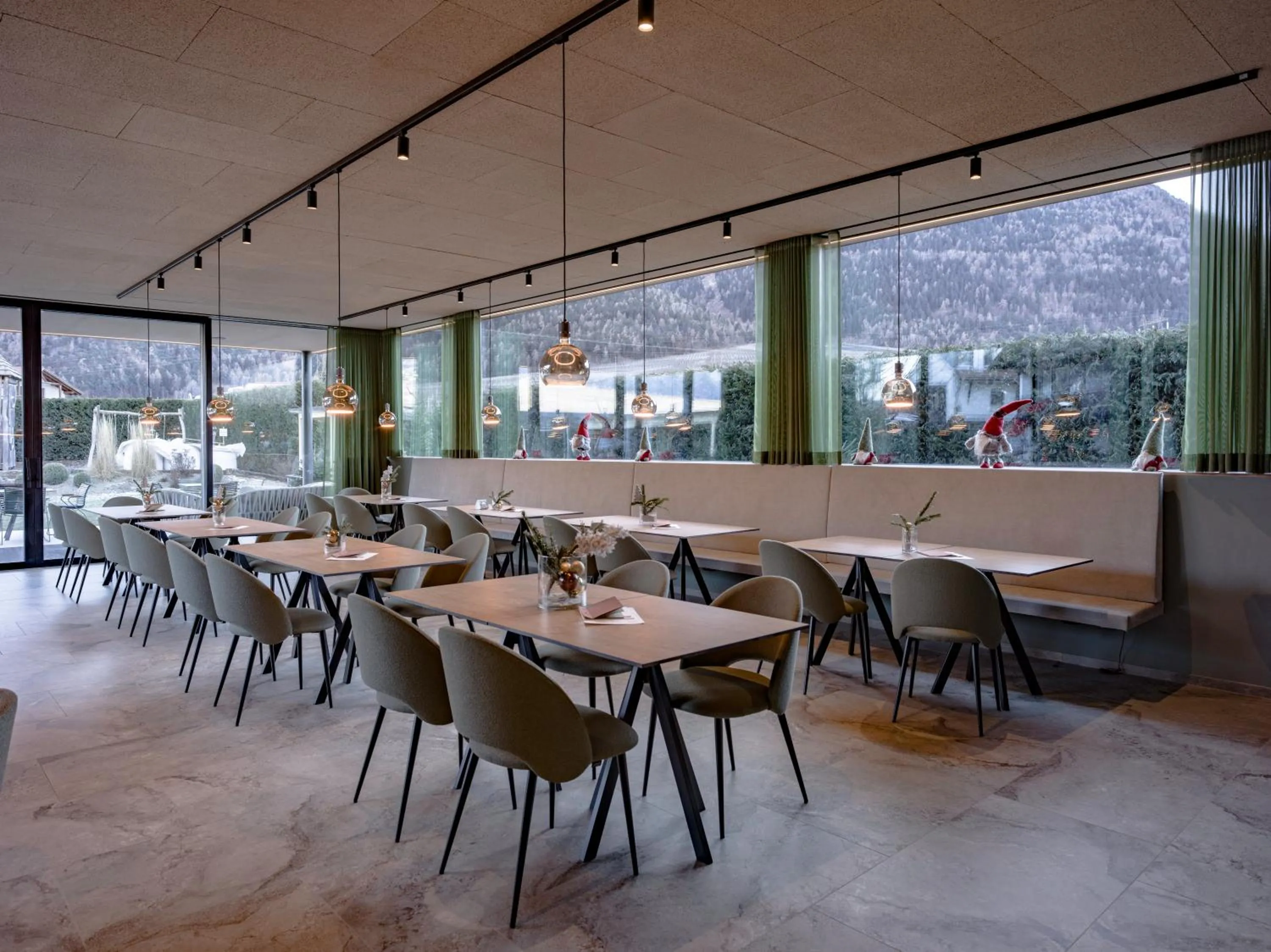 Restaurant/places to eat in Residence Montani