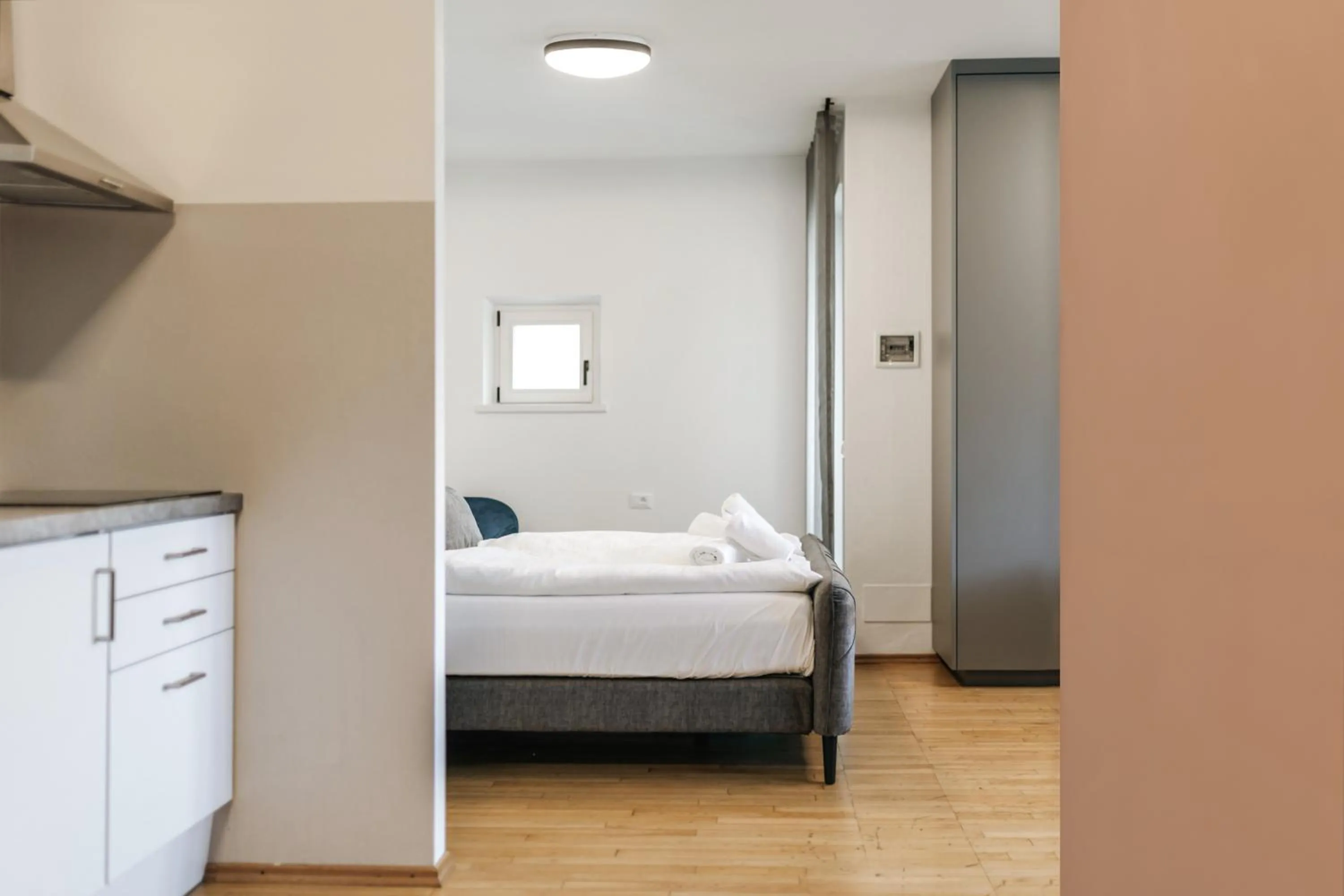 Photo of the whole room, Bed in Residence Montani