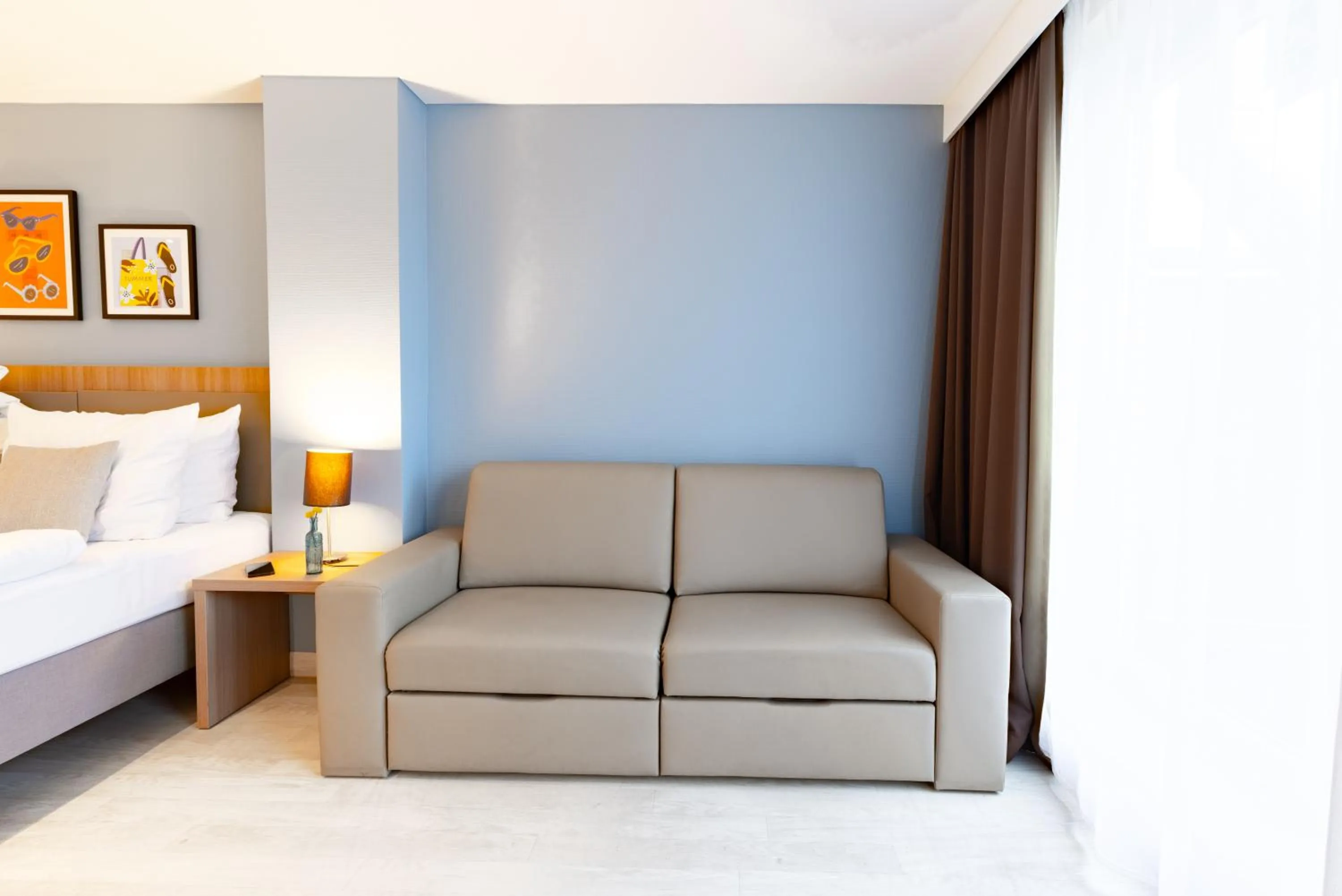 Seating area, Bed in Garner Hotel Dusseldorf - Main Station by IHG