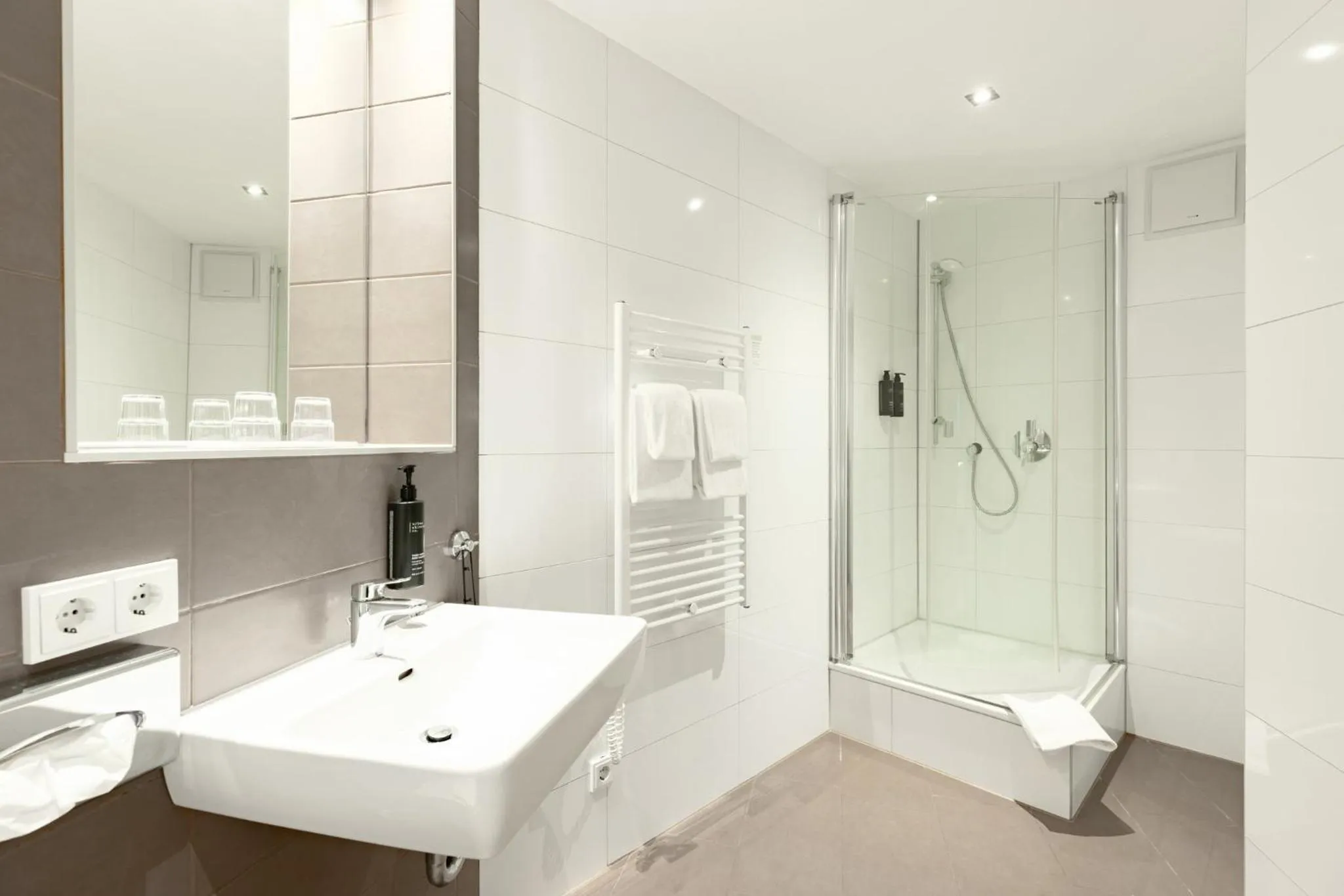 Bedroom in Garner Hotel Dusseldorf - Main Station by IHG