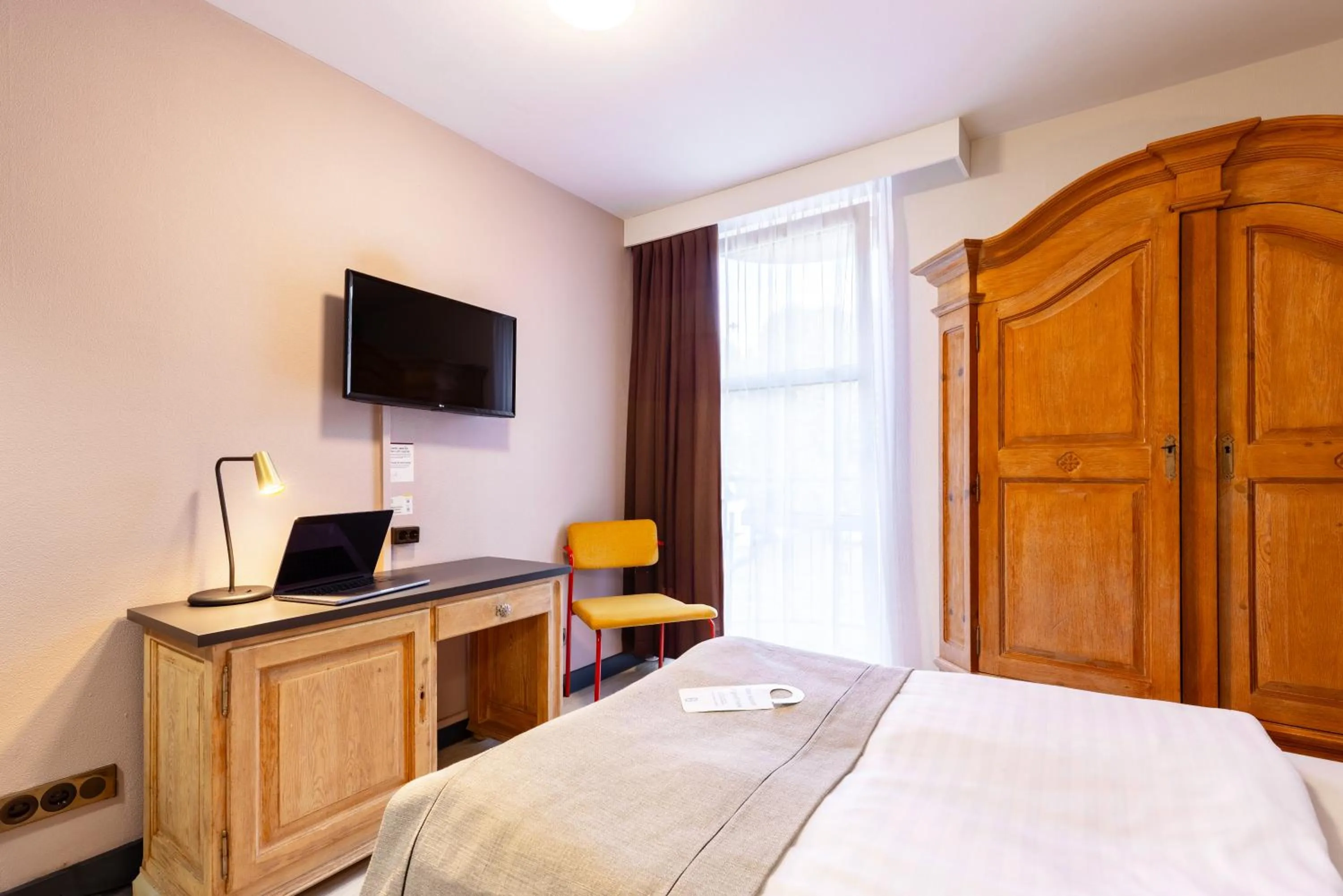 TV and multimedia, Bed in Garner Hotel Dusseldorf - Main Station by IHG