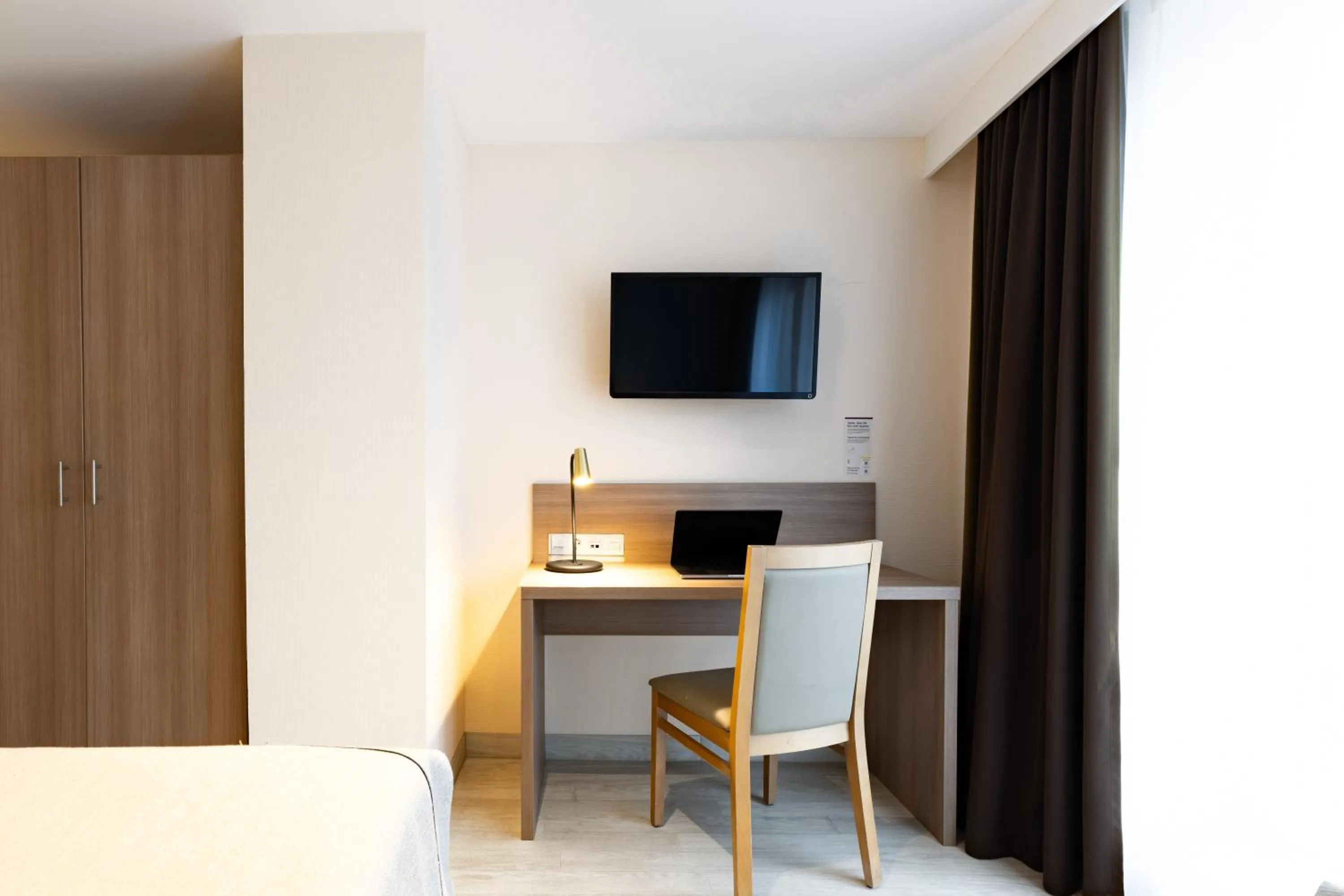 TV and multimedia, Bed in Garner Hotel Dusseldorf - Main Station by IHG