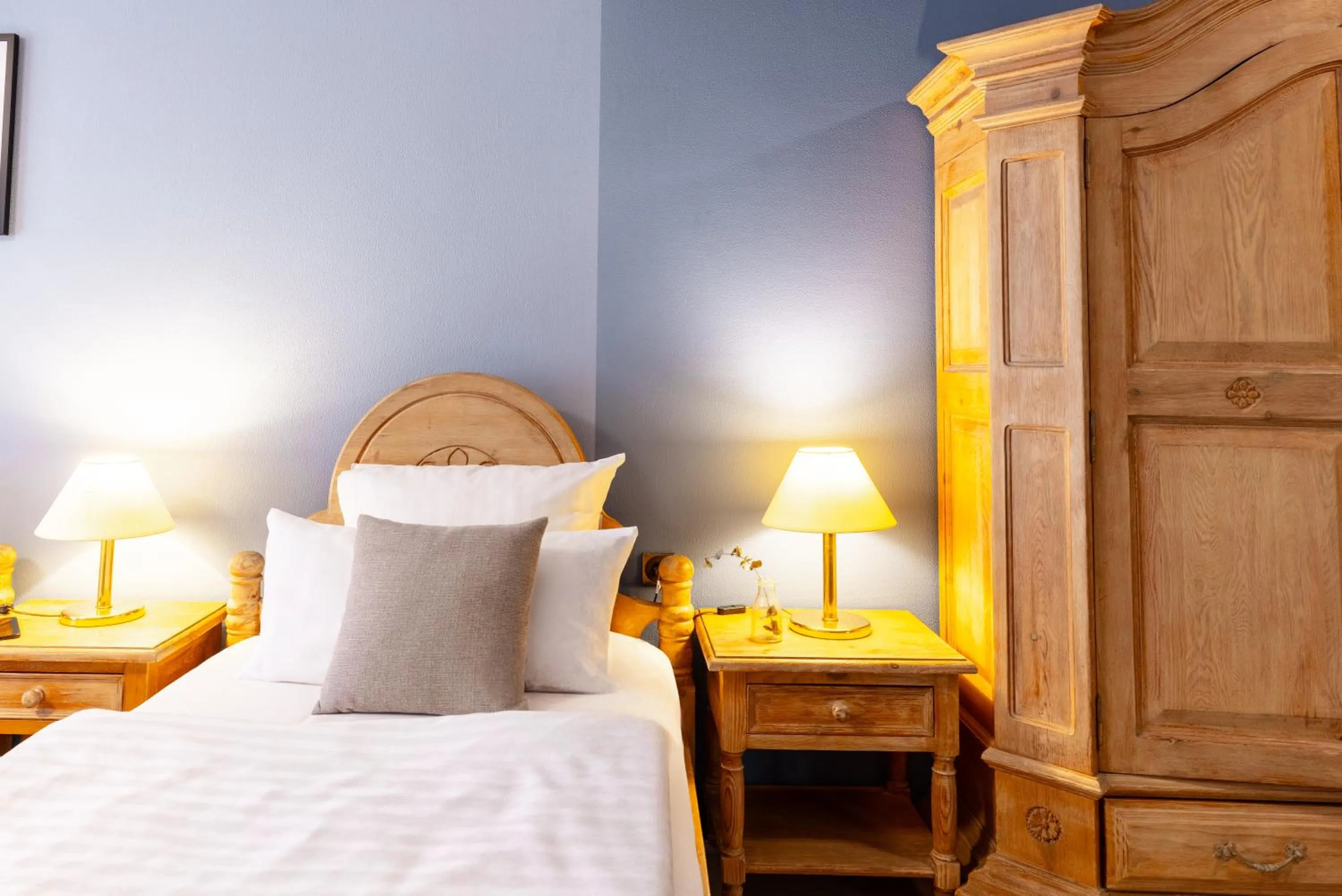 Bed in Garner Hotel Dusseldorf - Main Station by IHG