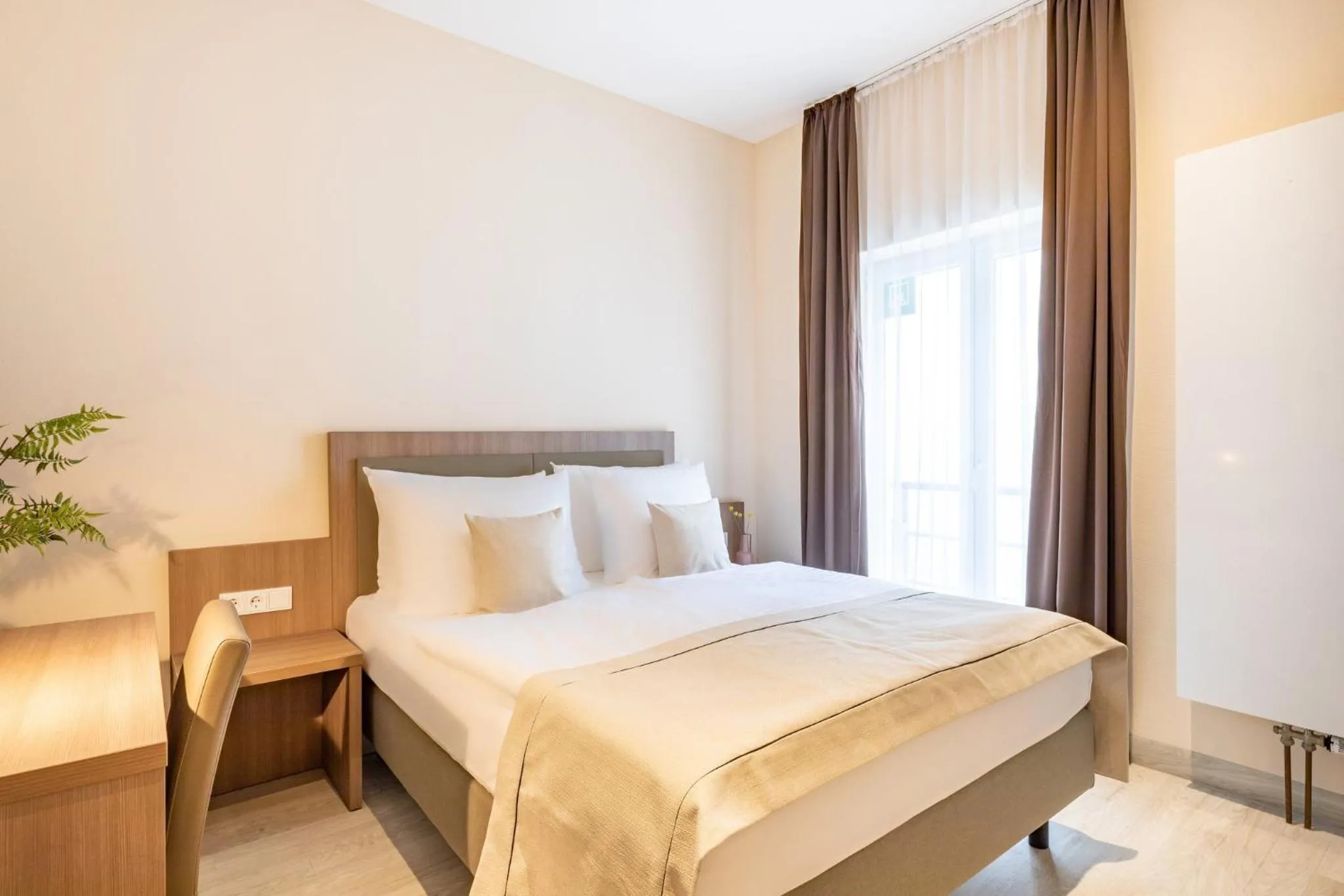 Photo of the whole room, Bed in Garner Hotel Dusseldorf - Main Station by IHG