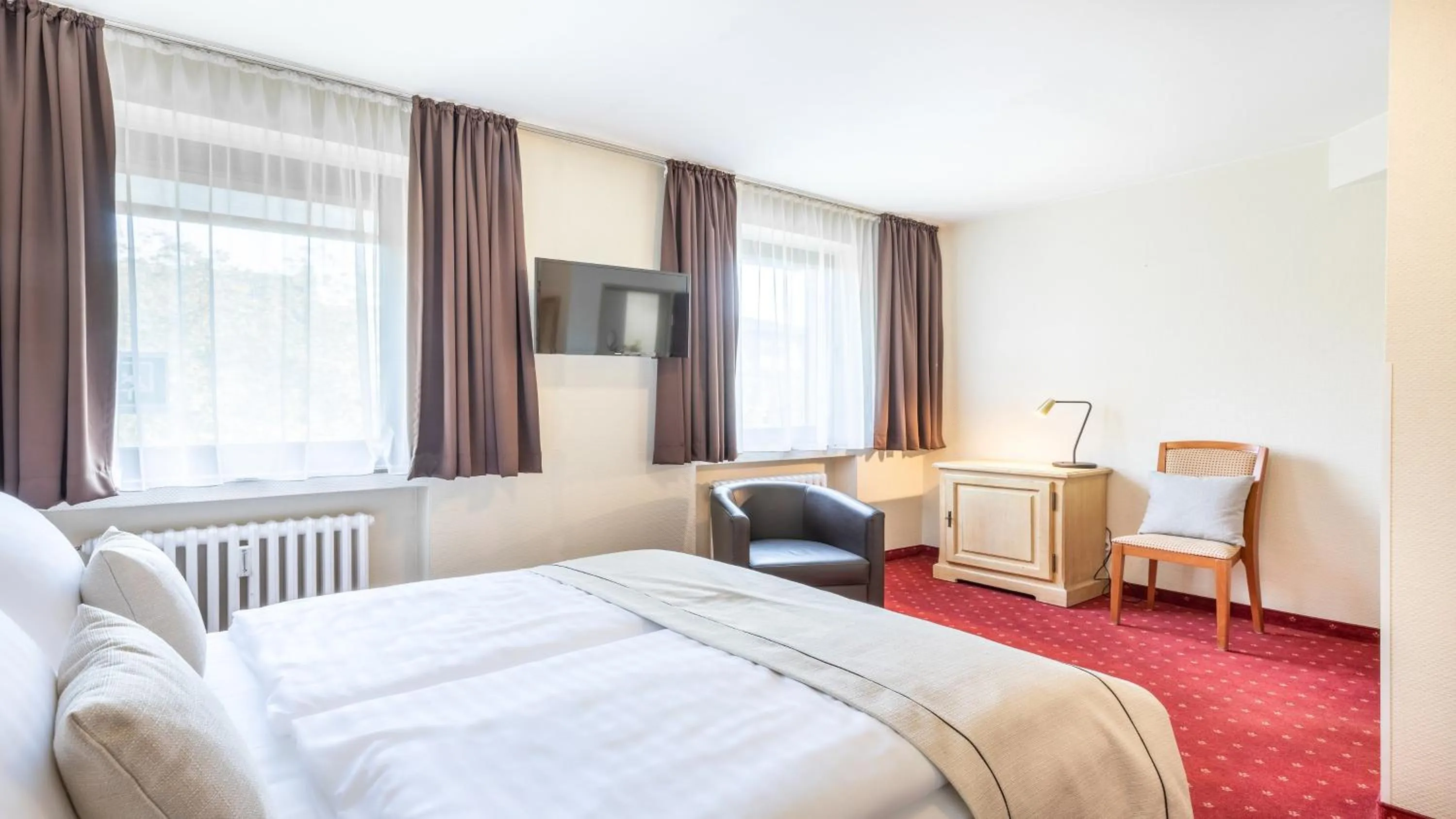 Photo of the whole room, Bed in Garner Hotel Dusseldorf - Main Station by IHG