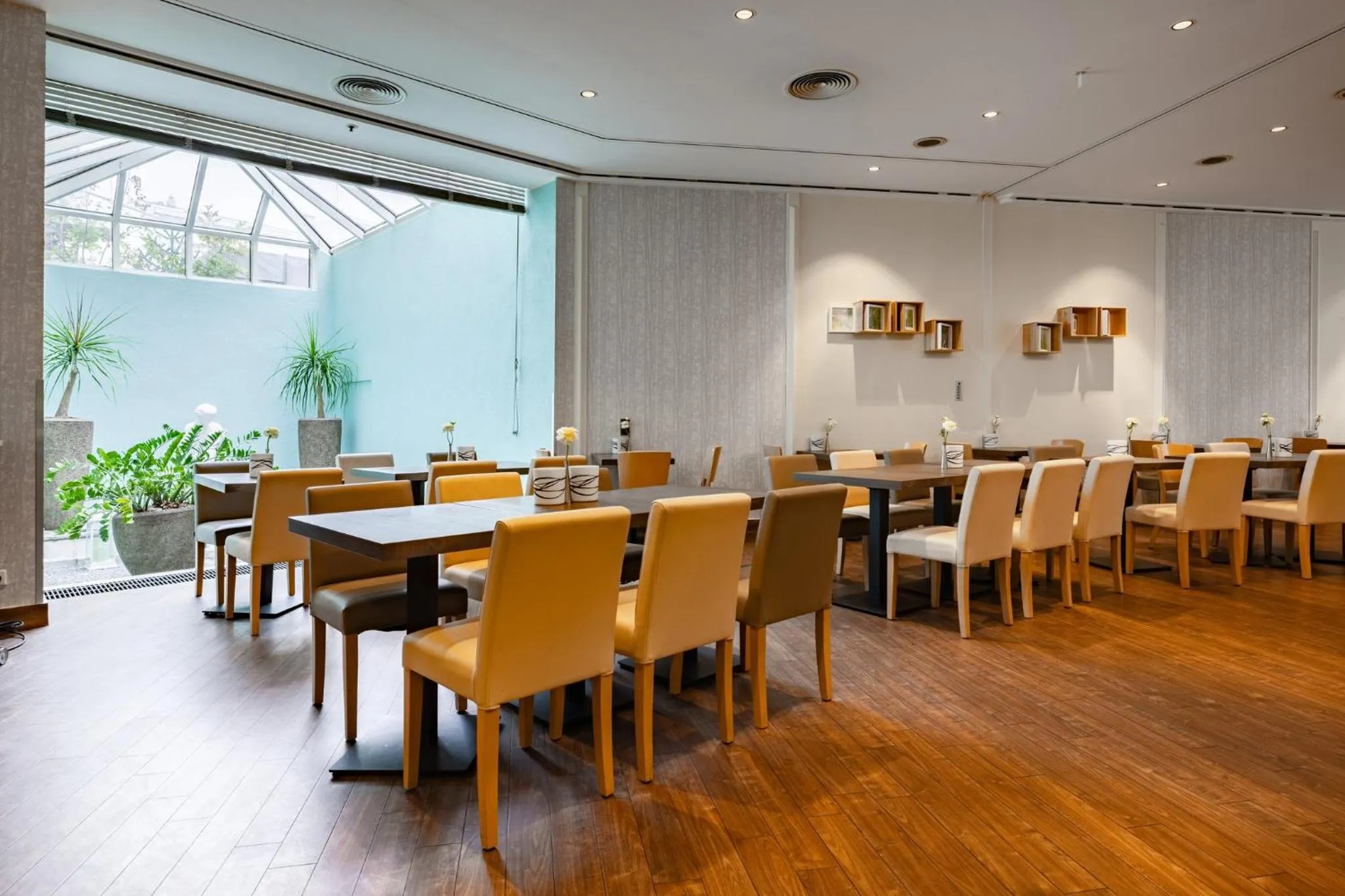 Breakfast in Garner Hotel Dusseldorf - Main Station by IHG