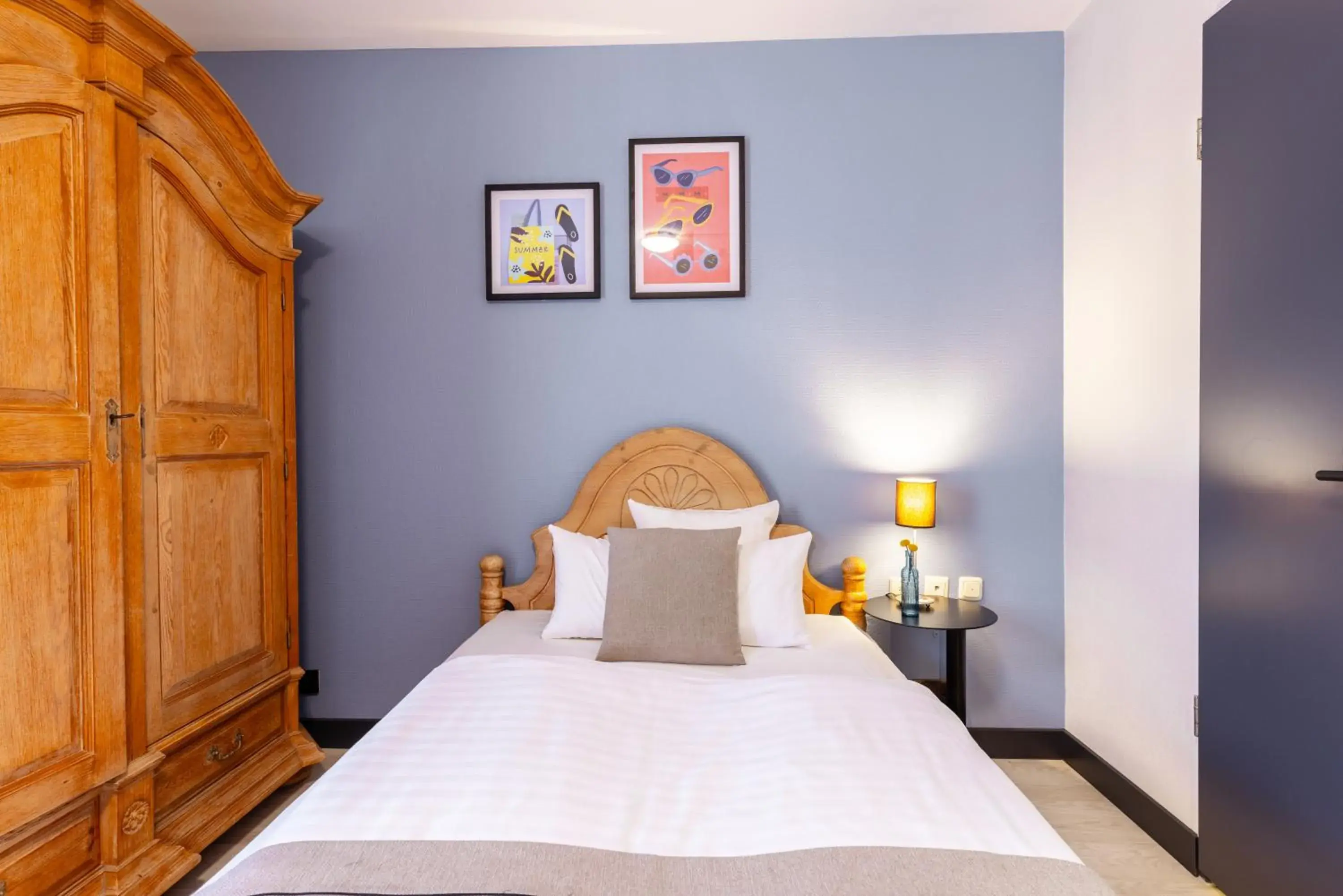 Bed in Garner Hotel Dusseldorf - Main Station by IHG Bed in Garner Hotel Dusseldorf - Main Station by IHG