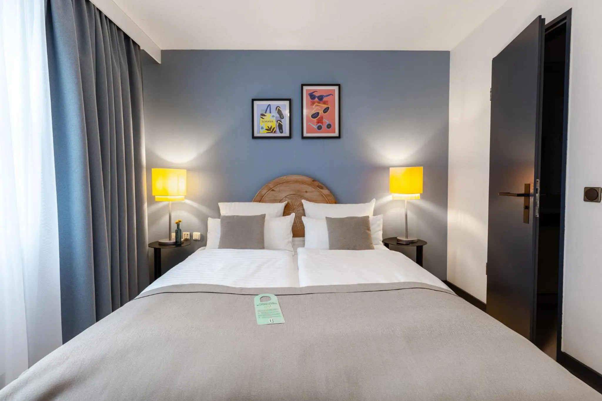 Photo of the whole room, Bed in Garner Hotel Dusseldorf - Main Station by IHG