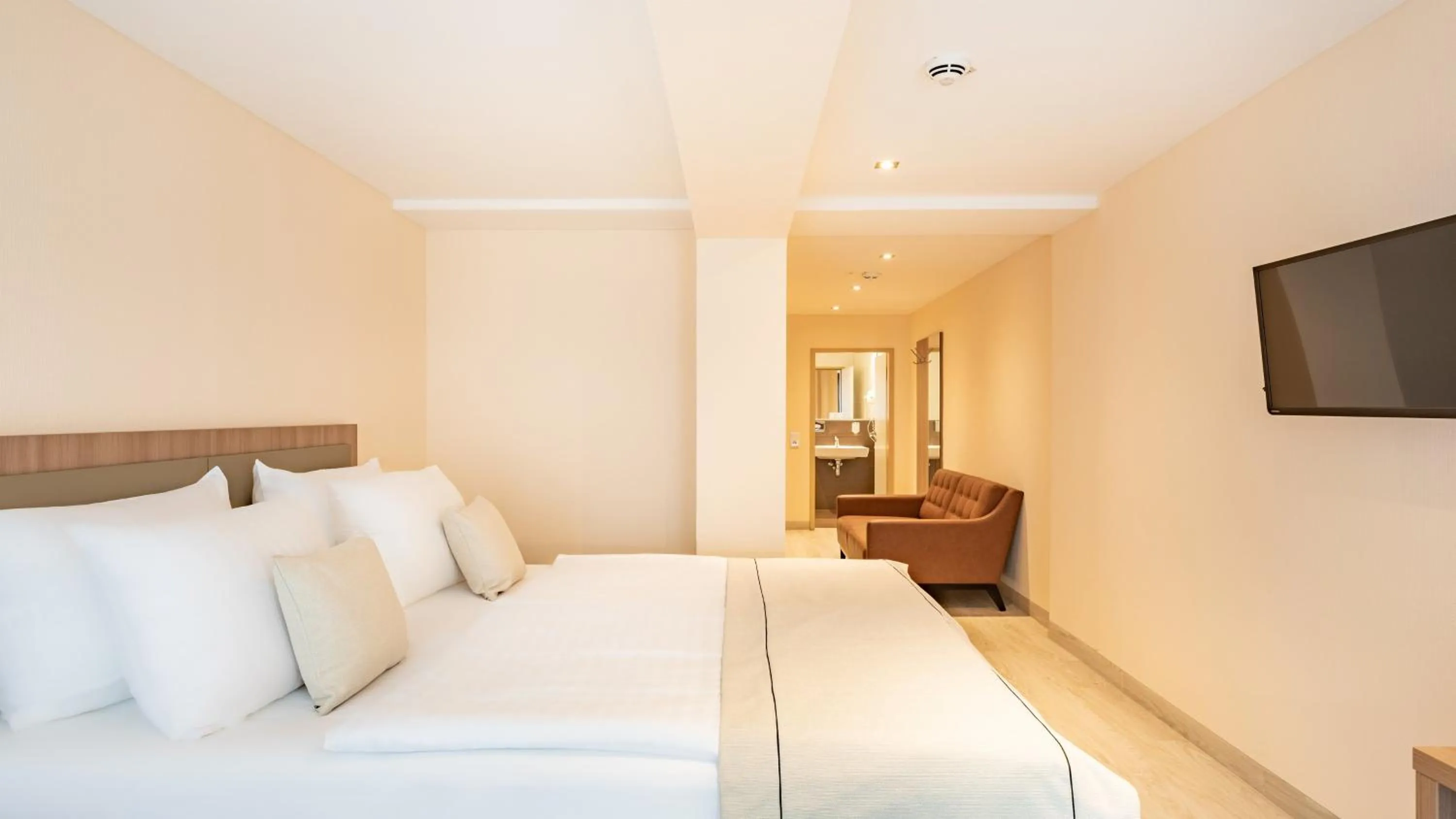 Photo of the whole room, Bed in Garner Hotel Dusseldorf - Main Station by IHG