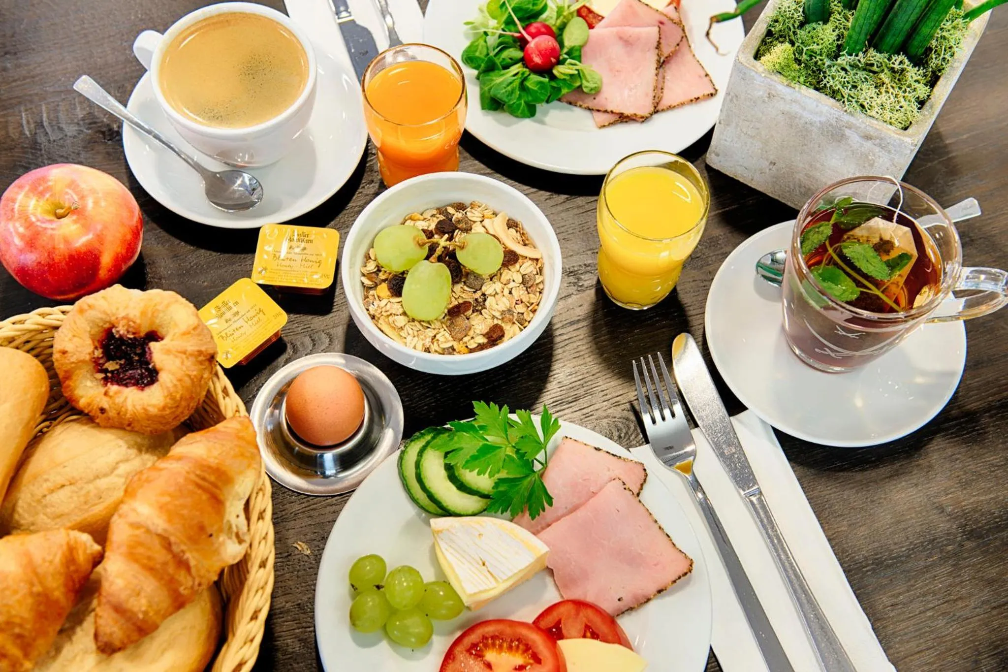 Restaurant/places to eat in Garner Hotel Dusseldorf - Main Station by IHG