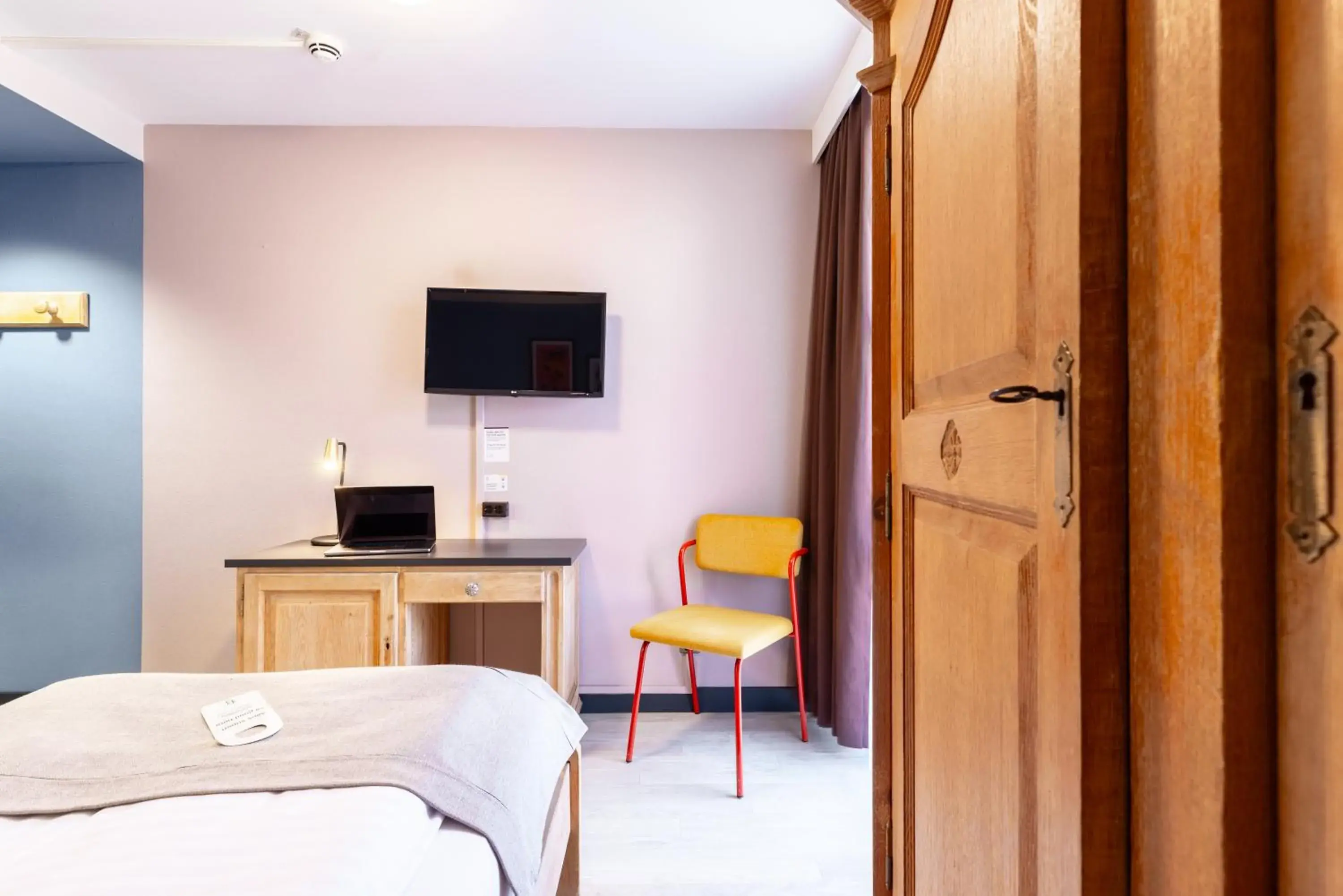 TV and multimedia, Bed in Garner Hotel Dusseldorf - Main Station by IHG TV and multimedia, Bed in Garner Hotel Dusseldorf - Main Station by IHG