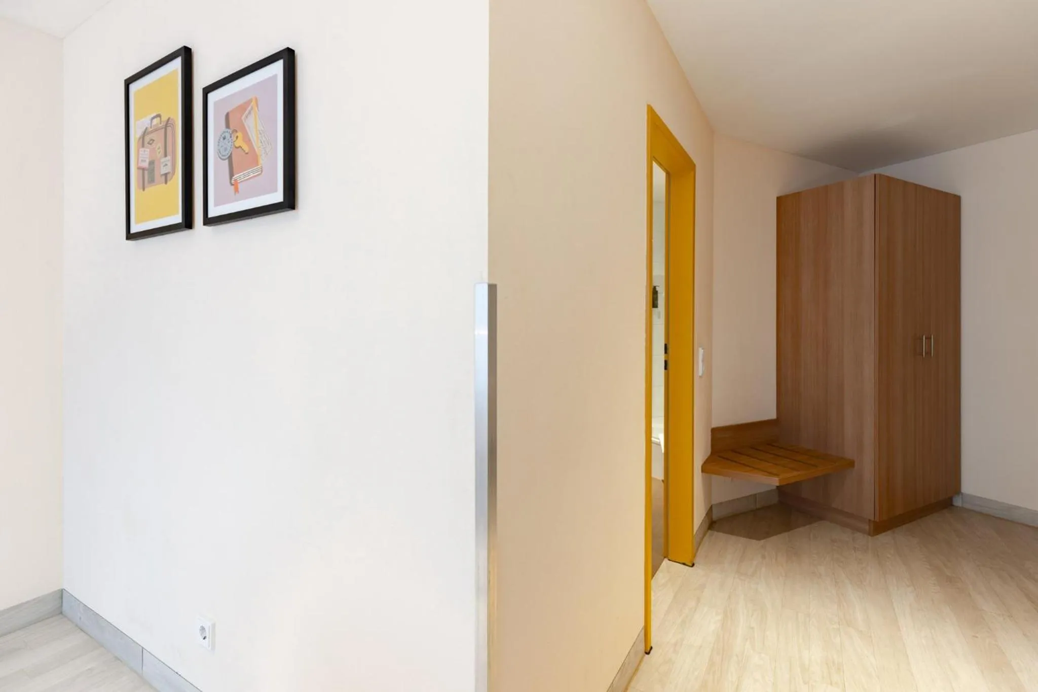 Photo of the whole room in Garner Hotel Dusseldorf - Main Station by IHG