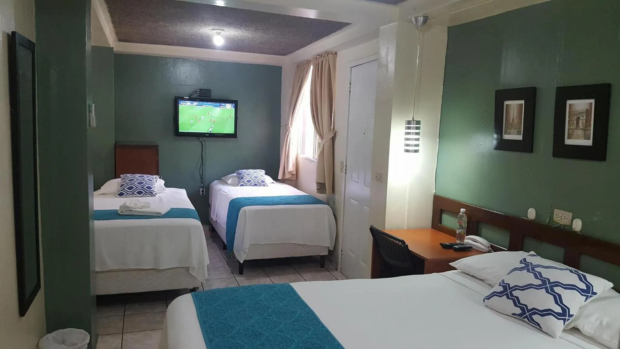 Photo of the whole room, Bed in Hotel Tazumal House