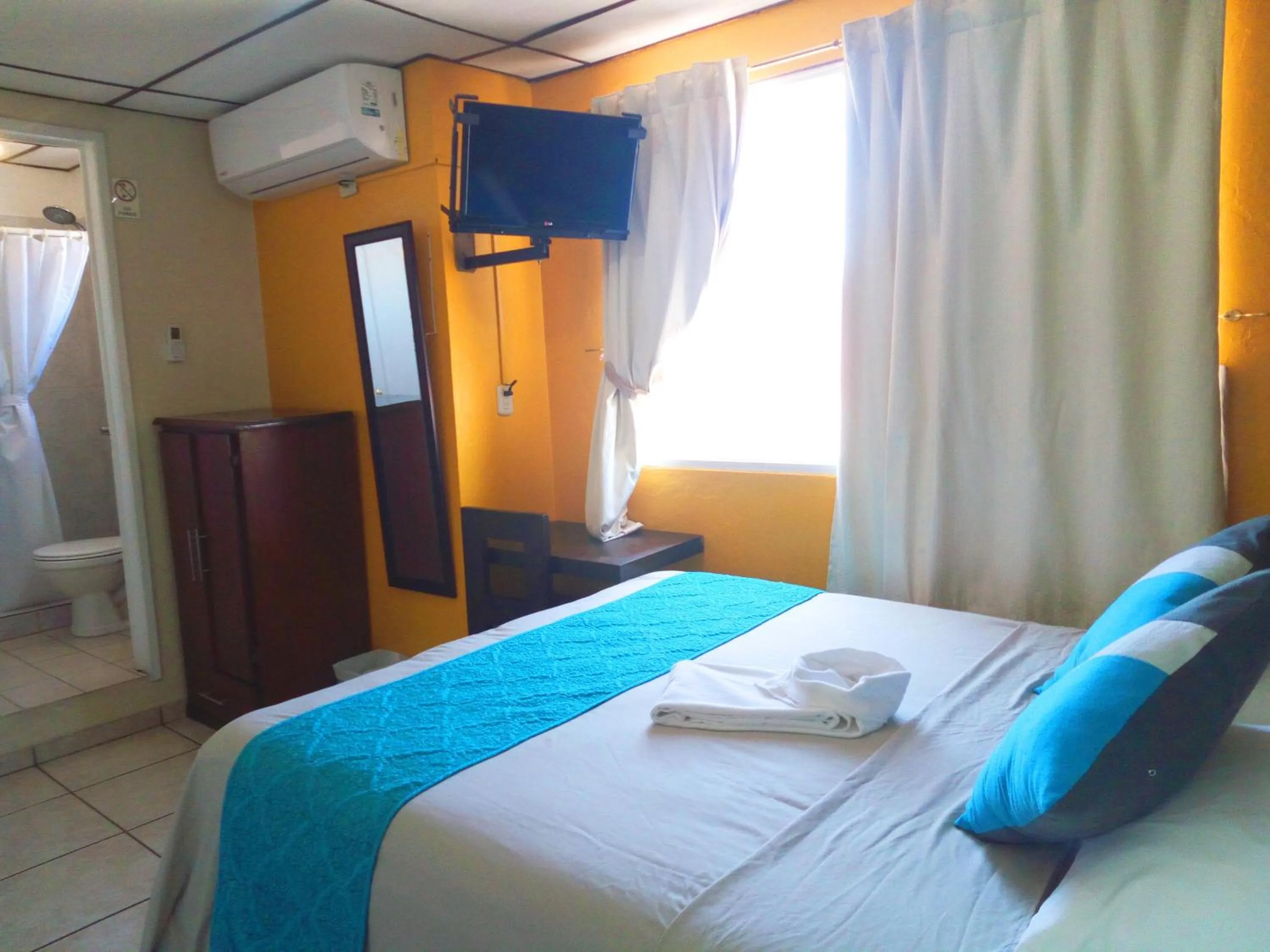 Photo of the whole room, Bed in Hotel Tazumal House