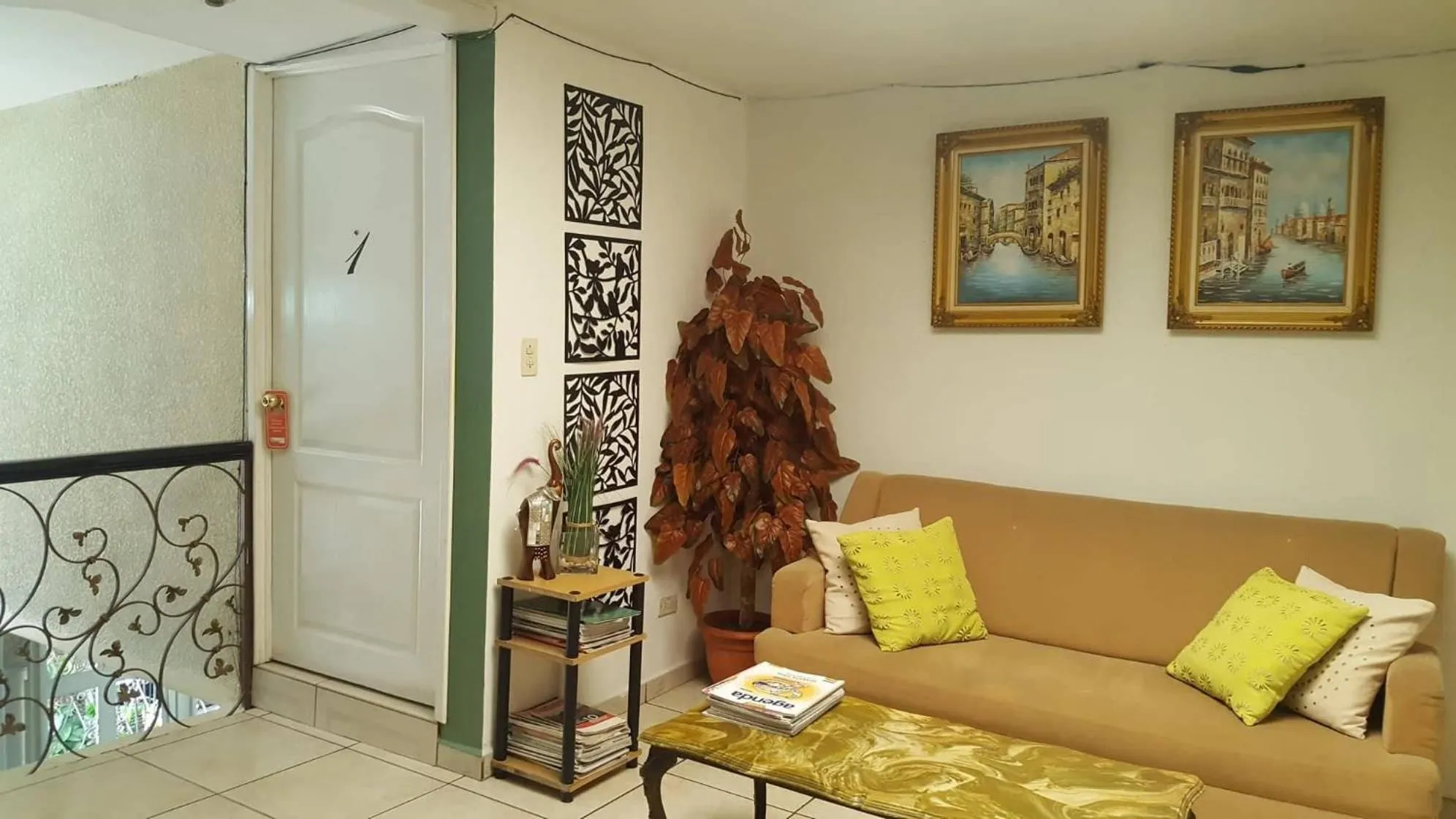 Communal lounge/ TV room in Hotel Tazumal House