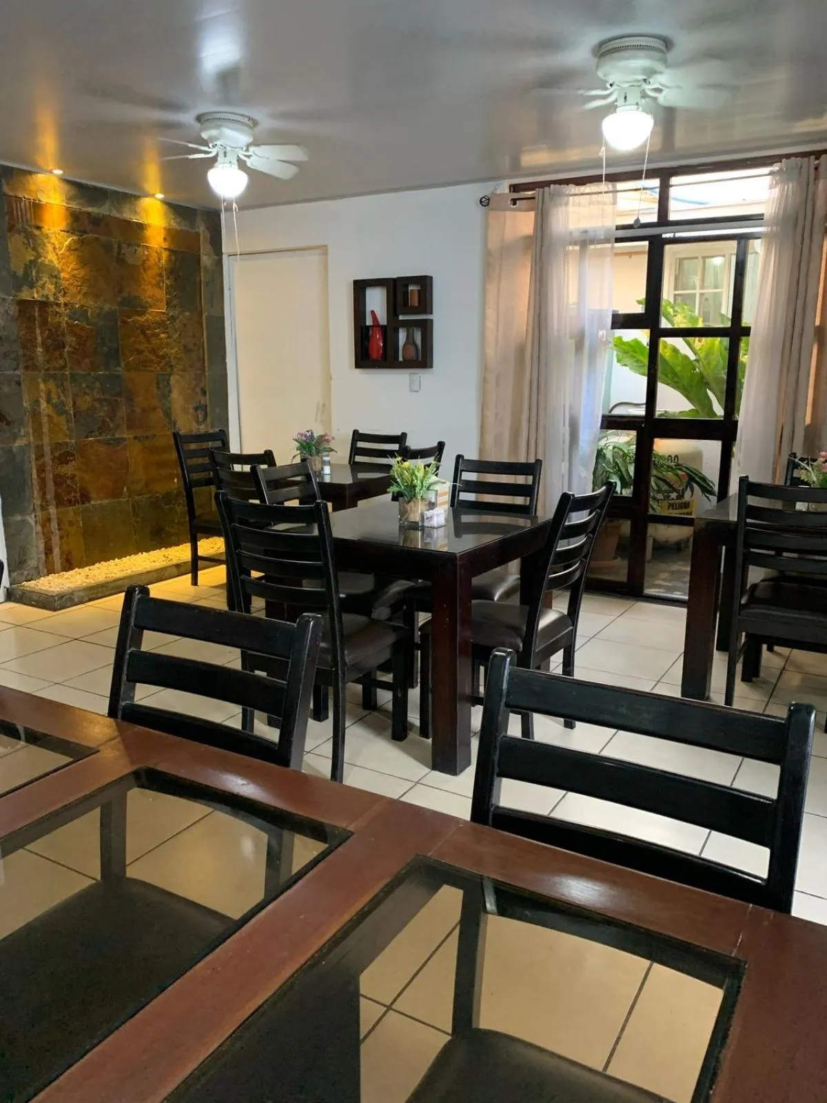 Restaurant/places to eat in Hotel Tazumal House
