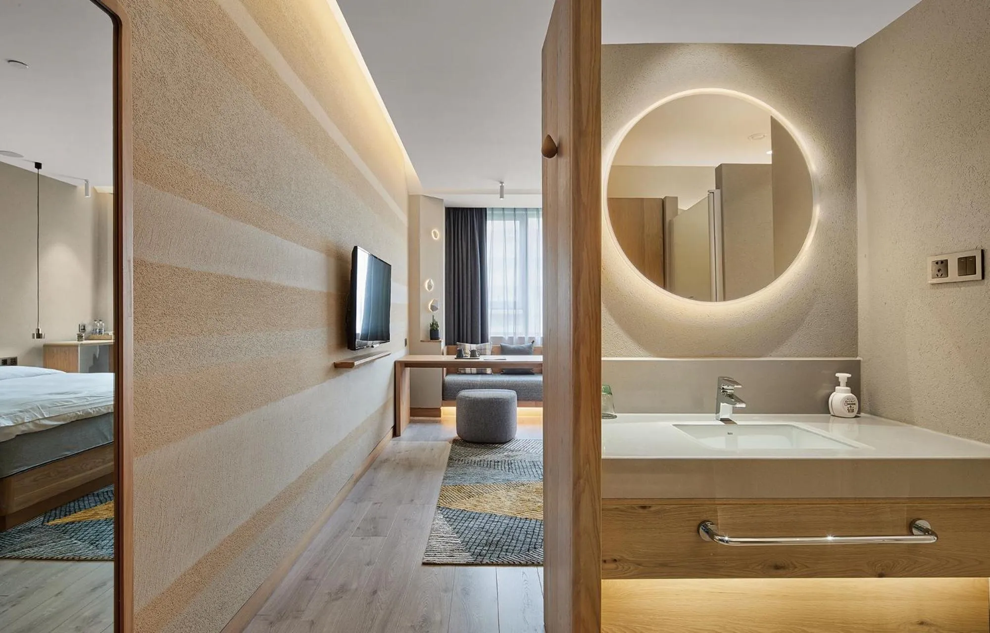 Photo of the whole room, Bed in EBO Hotel Hangzhou Wulin - 5 mins drive to the West Lake