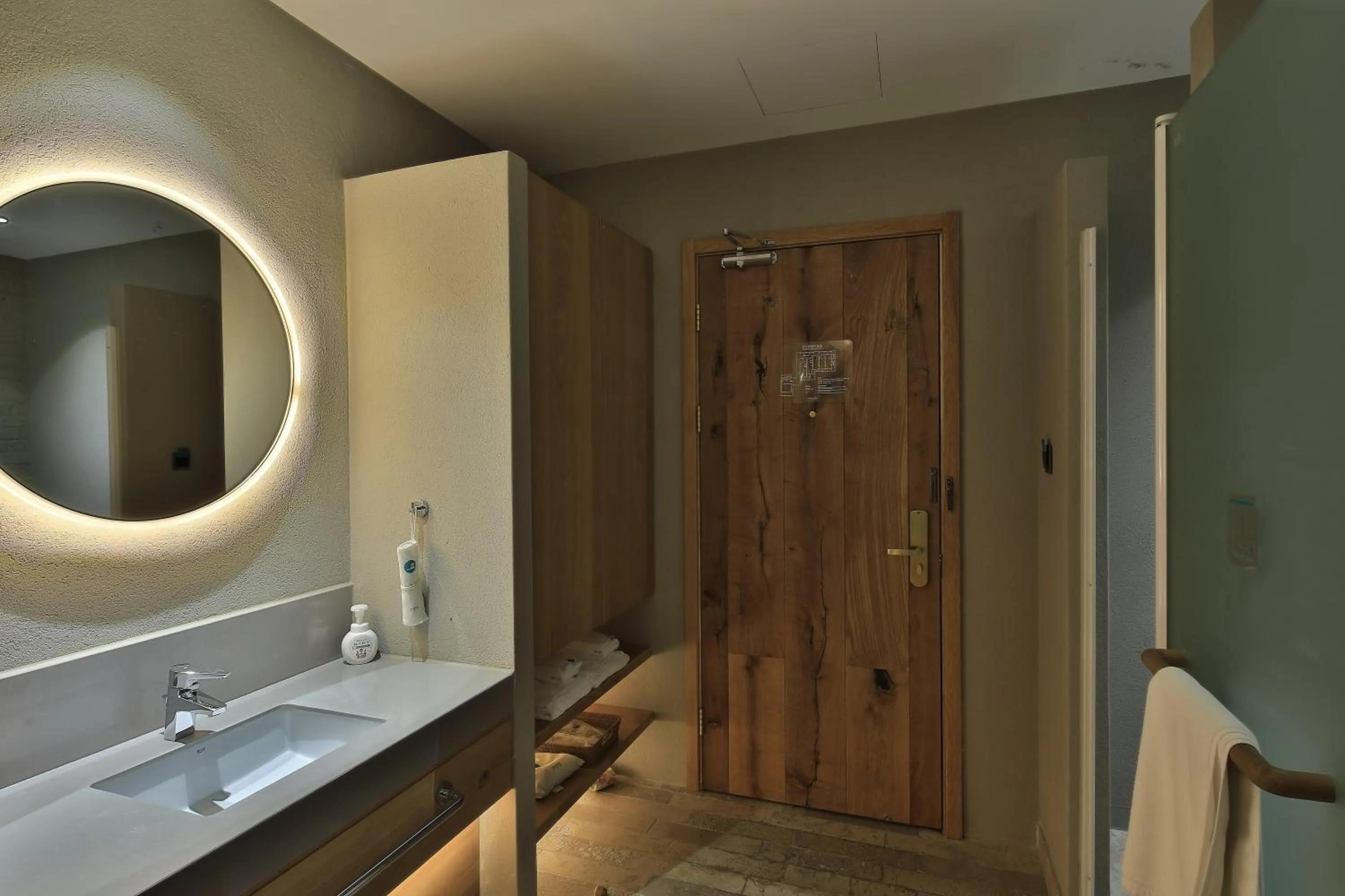 Bathroom in EBO Hotel Hangzhou Wulin - 5 mins drive to the West Lake