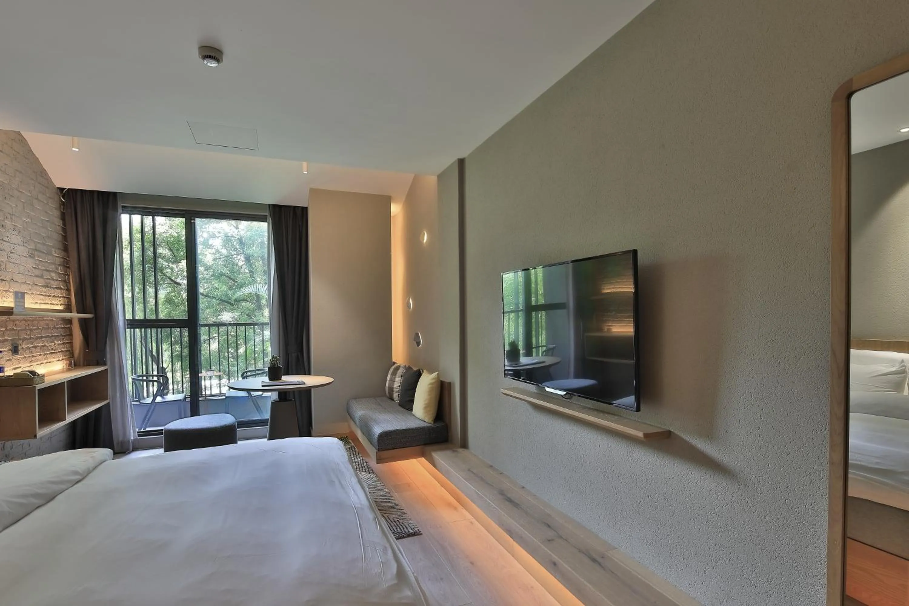 Photo of the whole room, Bed in EBO Hotel Hangzhou Wulin - 5 mins drive to the West Lake