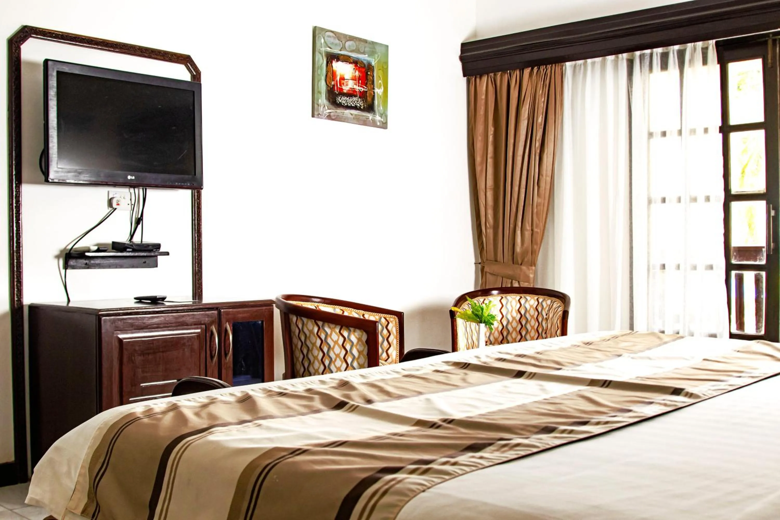 Communal lounge/ TV room, Bed in PrideInn Flamingo Beach Resort & Spa Mombasa