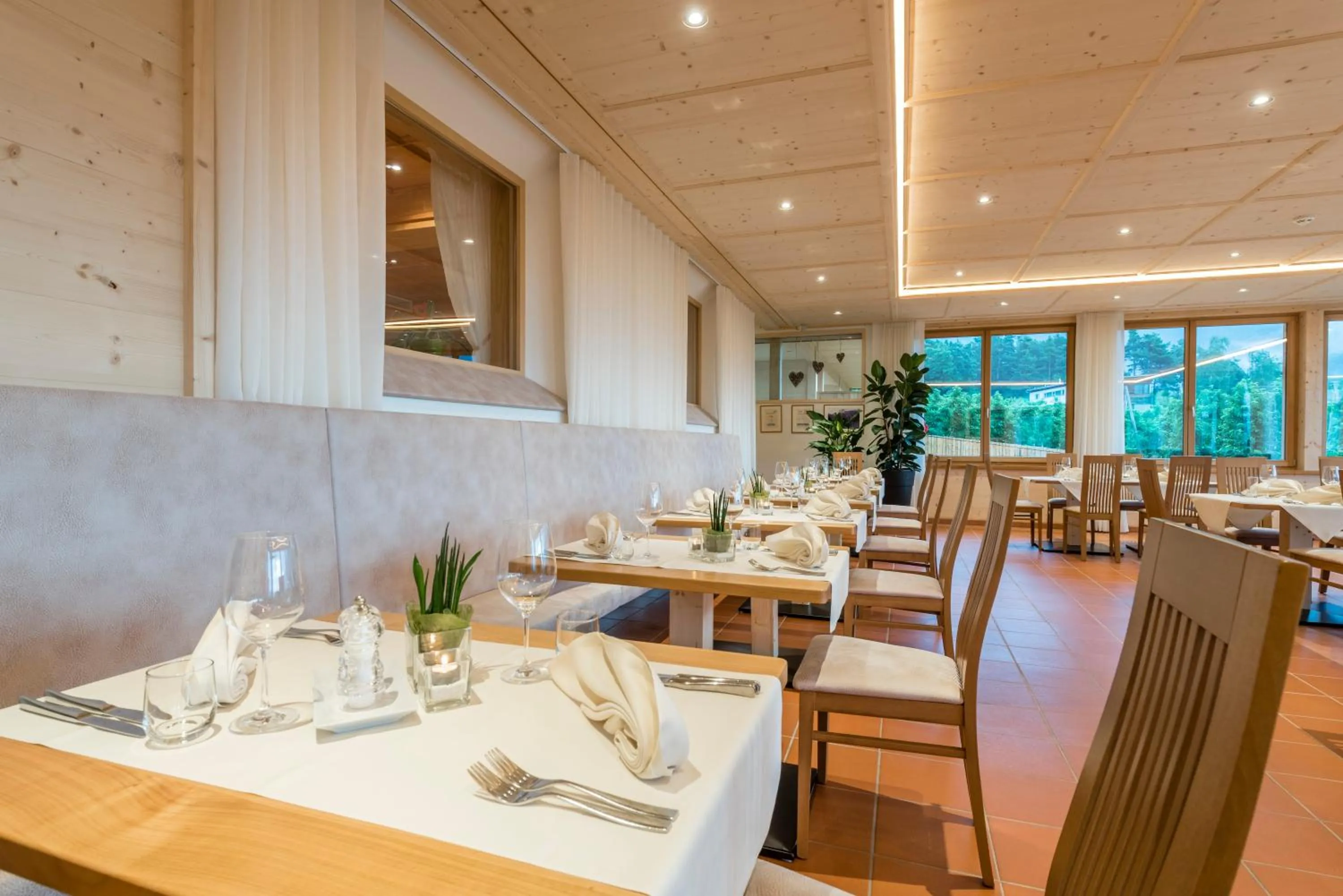 Restaurant/places to eat in Hotel Jonathan