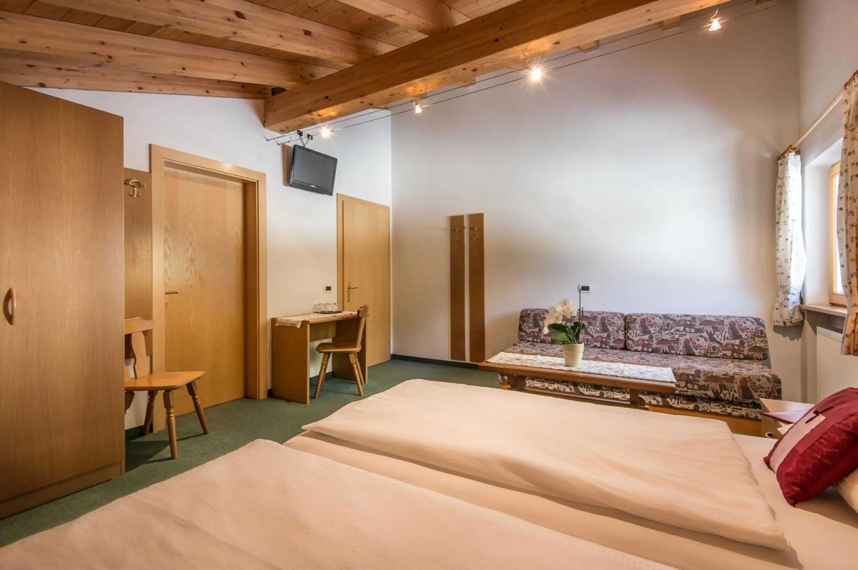 Photo of the whole room, Bed in Ciasa Roch