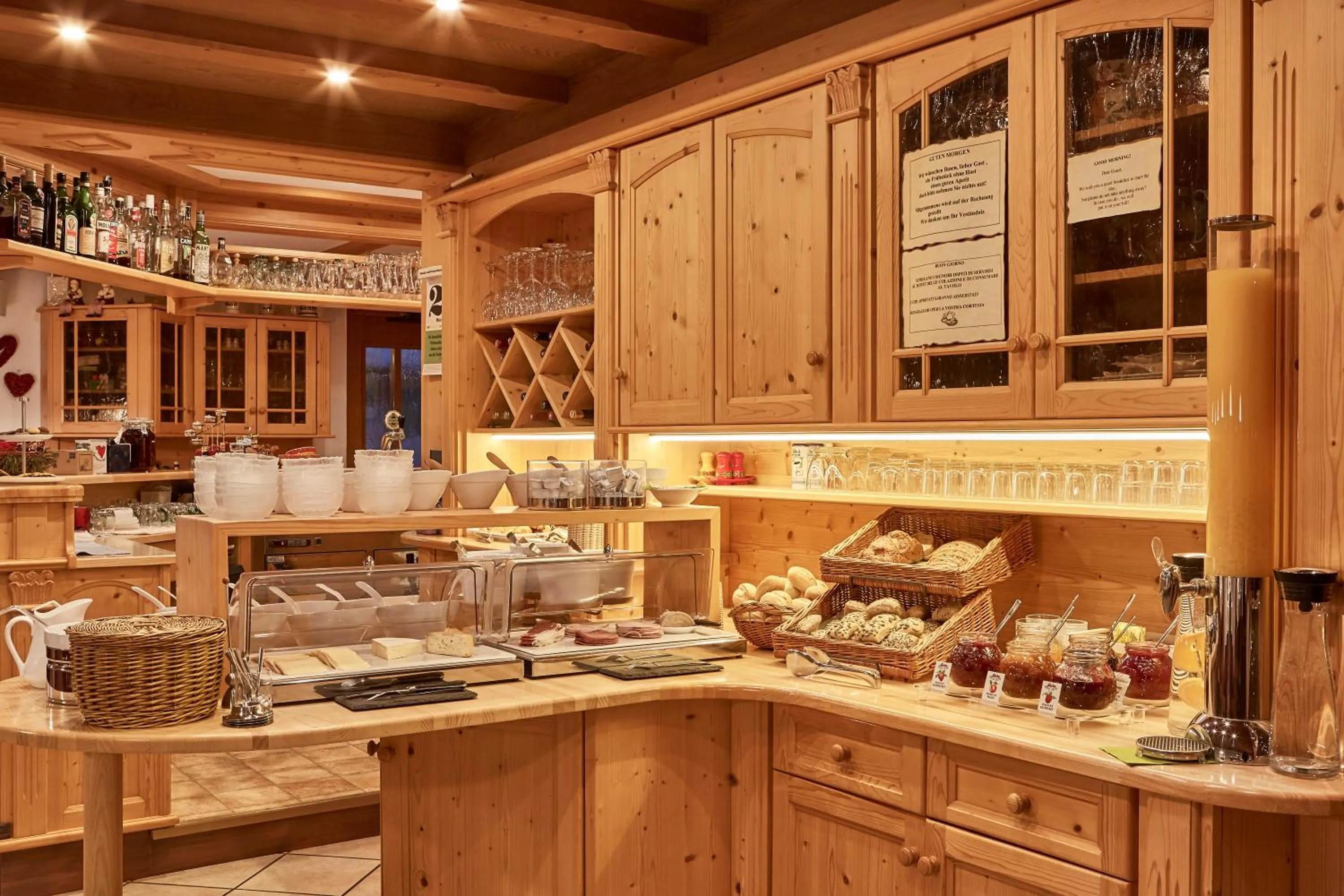 Buffet breakfast in Ciasa Roch