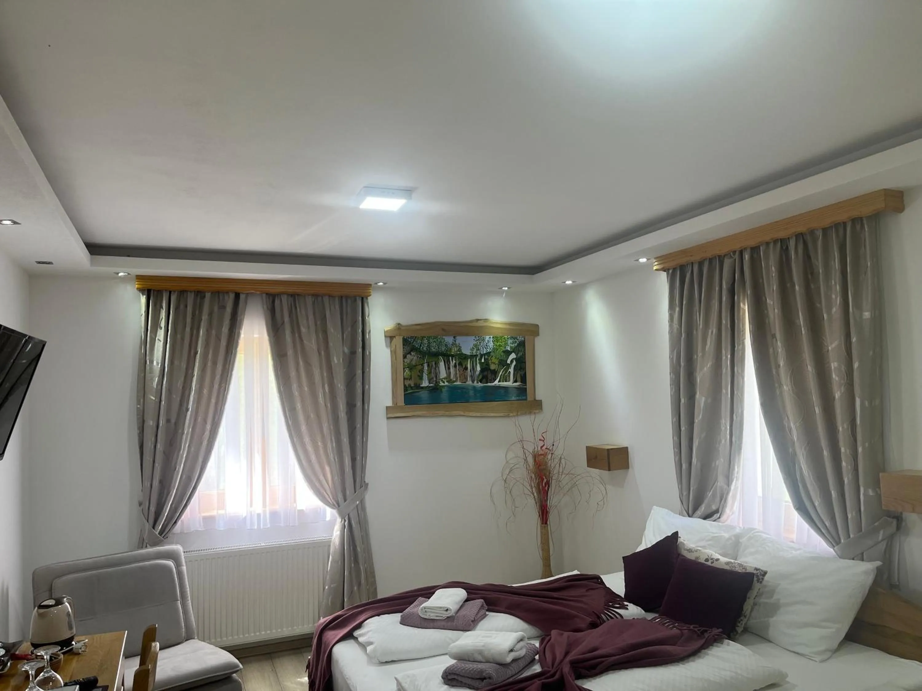 Bedroom, Bed in Rustic Inn River