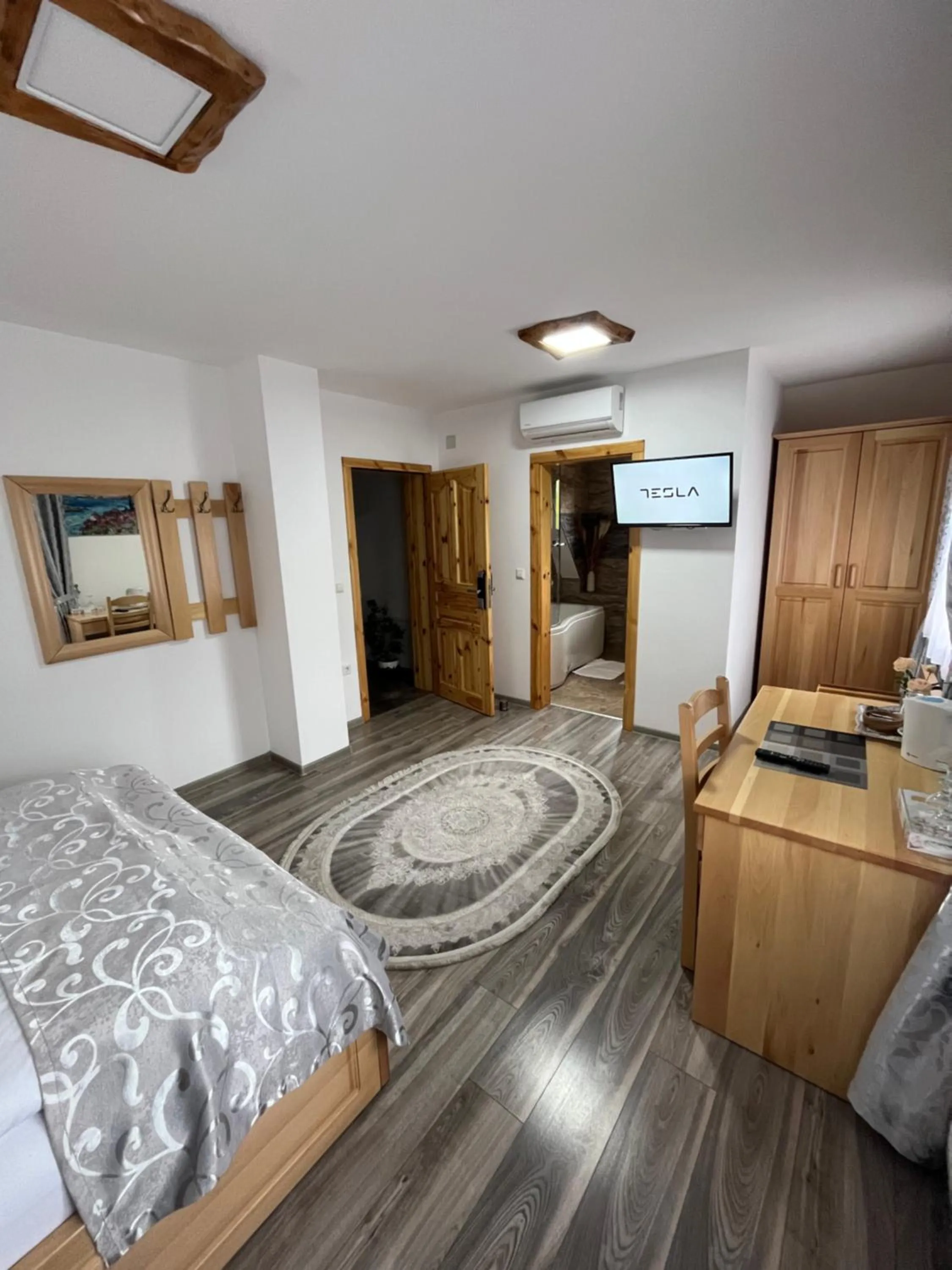 Photo of the whole room, Bed in Rustic Inn River