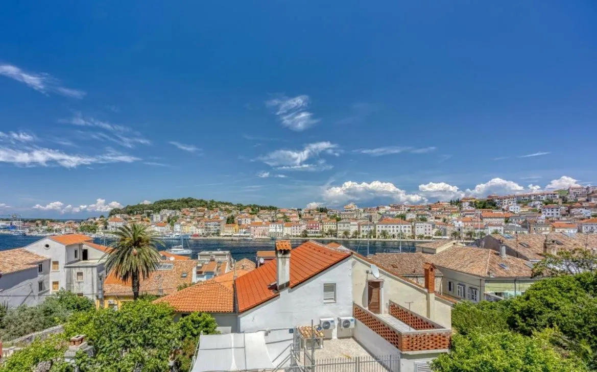 Suite with Sea View in Alaburic rooms & apartment