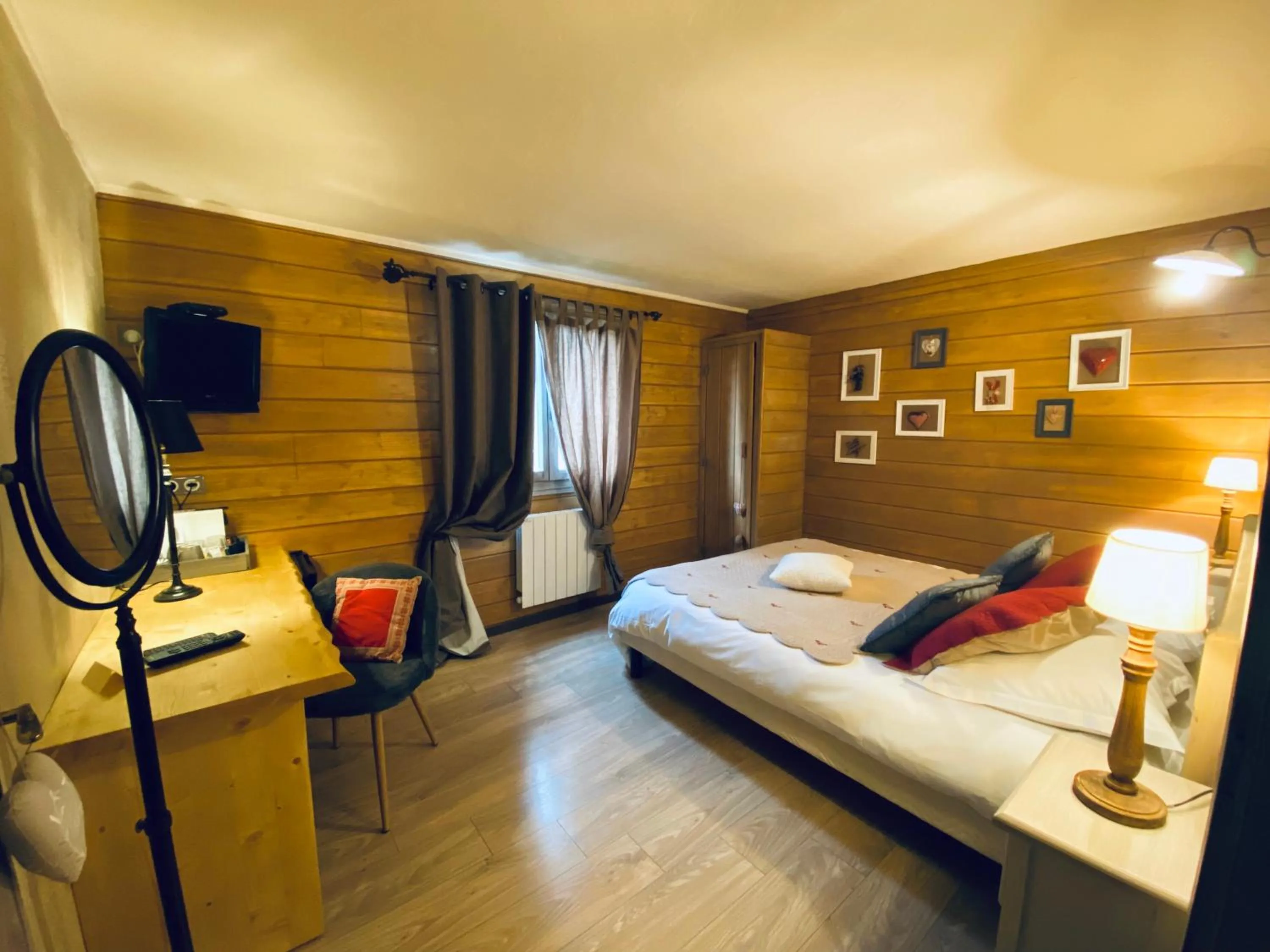 Photo of the whole room, Bed in Le Chalet d'Etienne