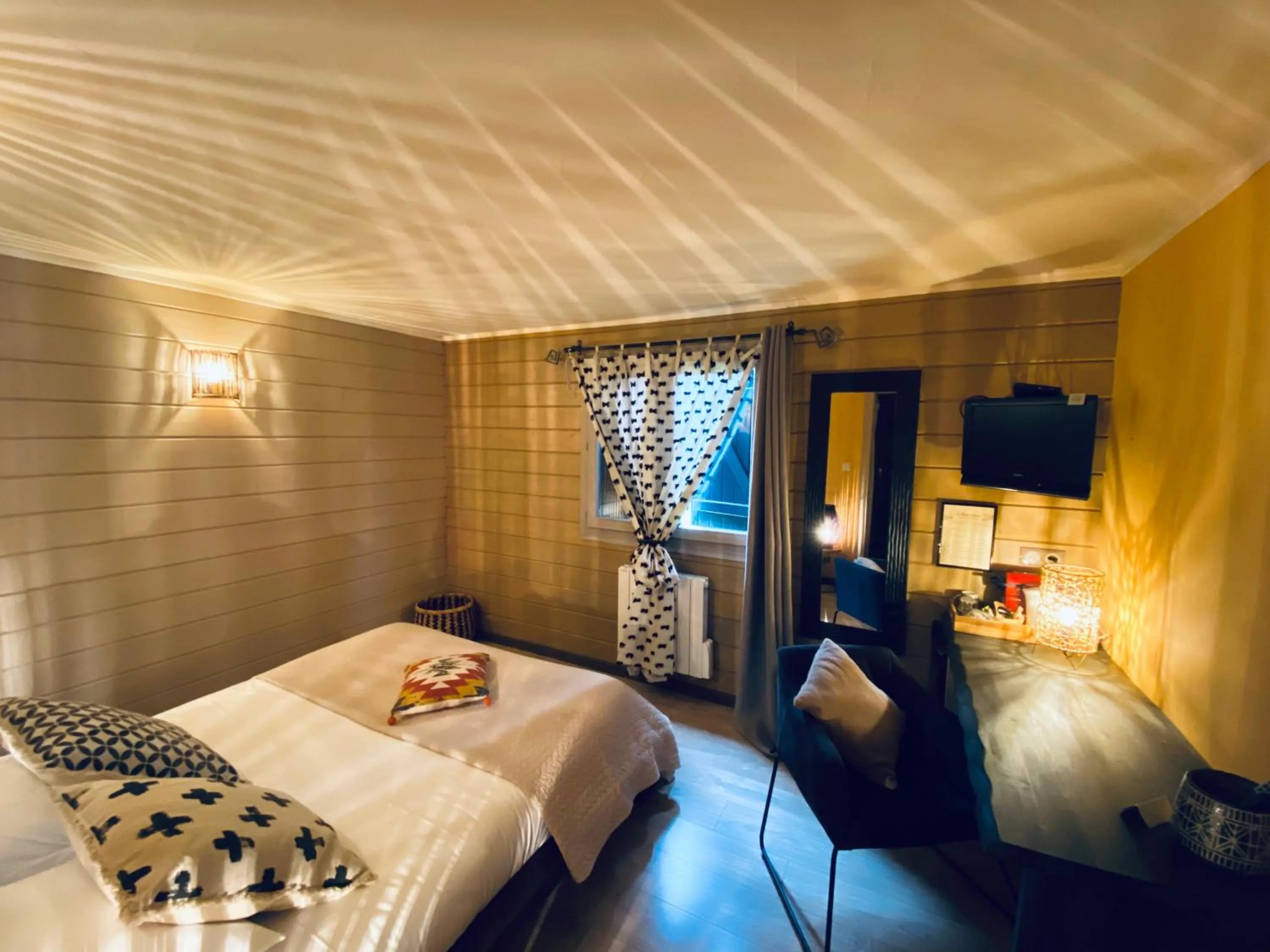 Photo of the whole room, Bed in Le Chalet d'Etienne