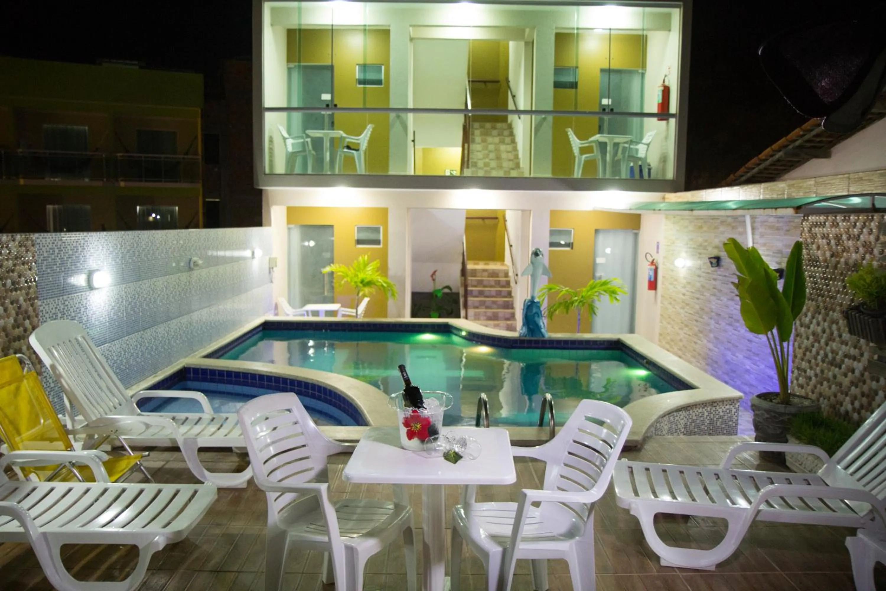 Swimming pool in Pousada Maragolfinho