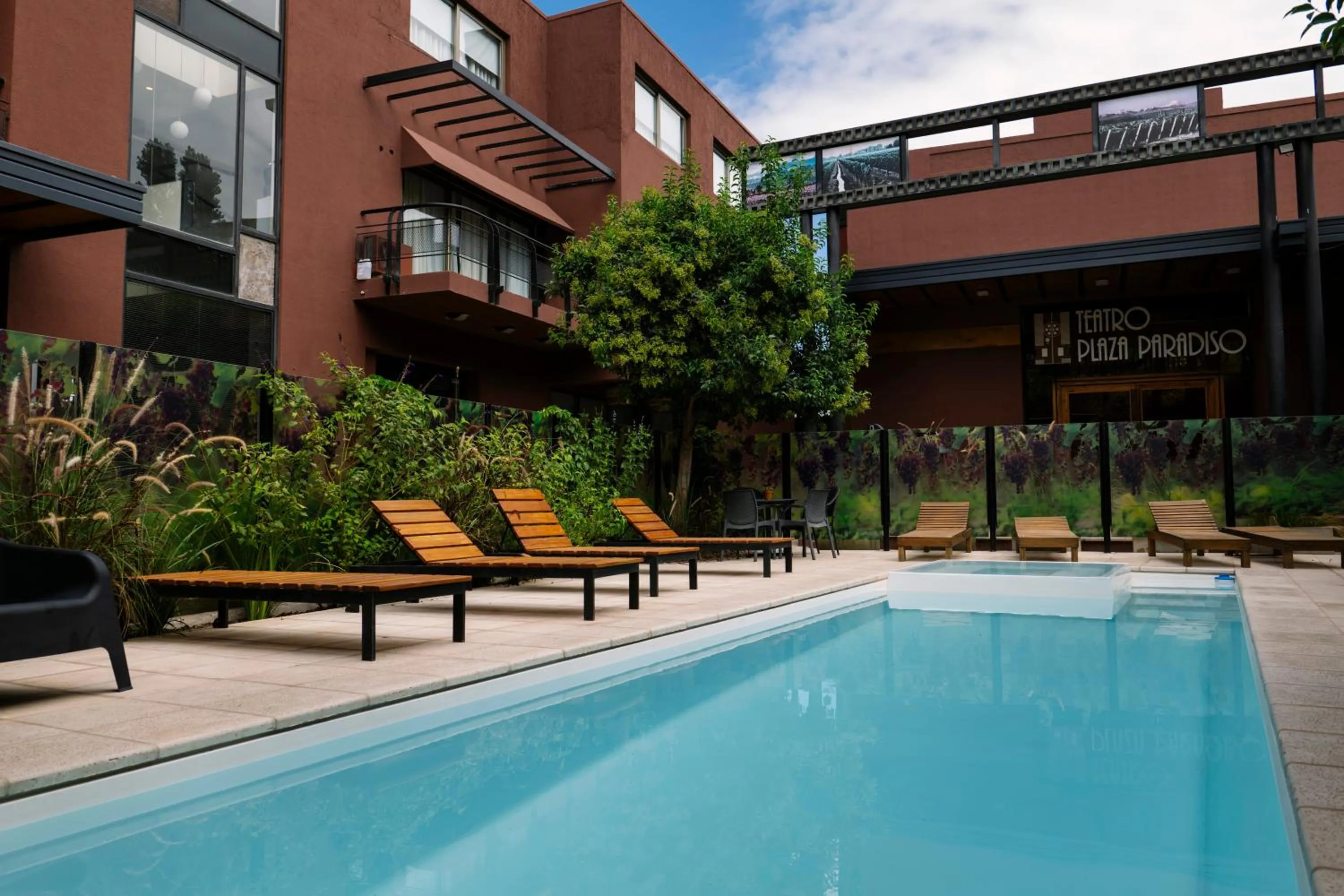 Swimming pool in Plaza Paradiso Petit Hotel