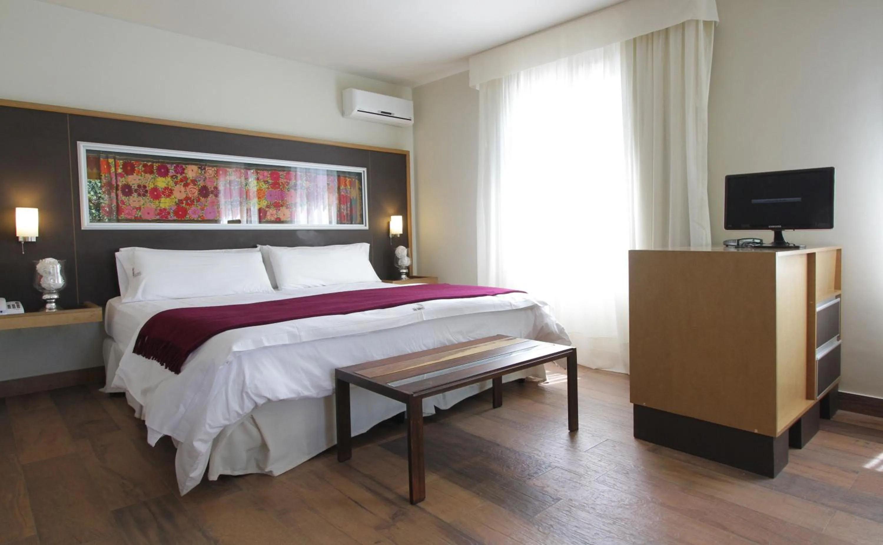 Bed in Plaza Paradiso Petit Hotel