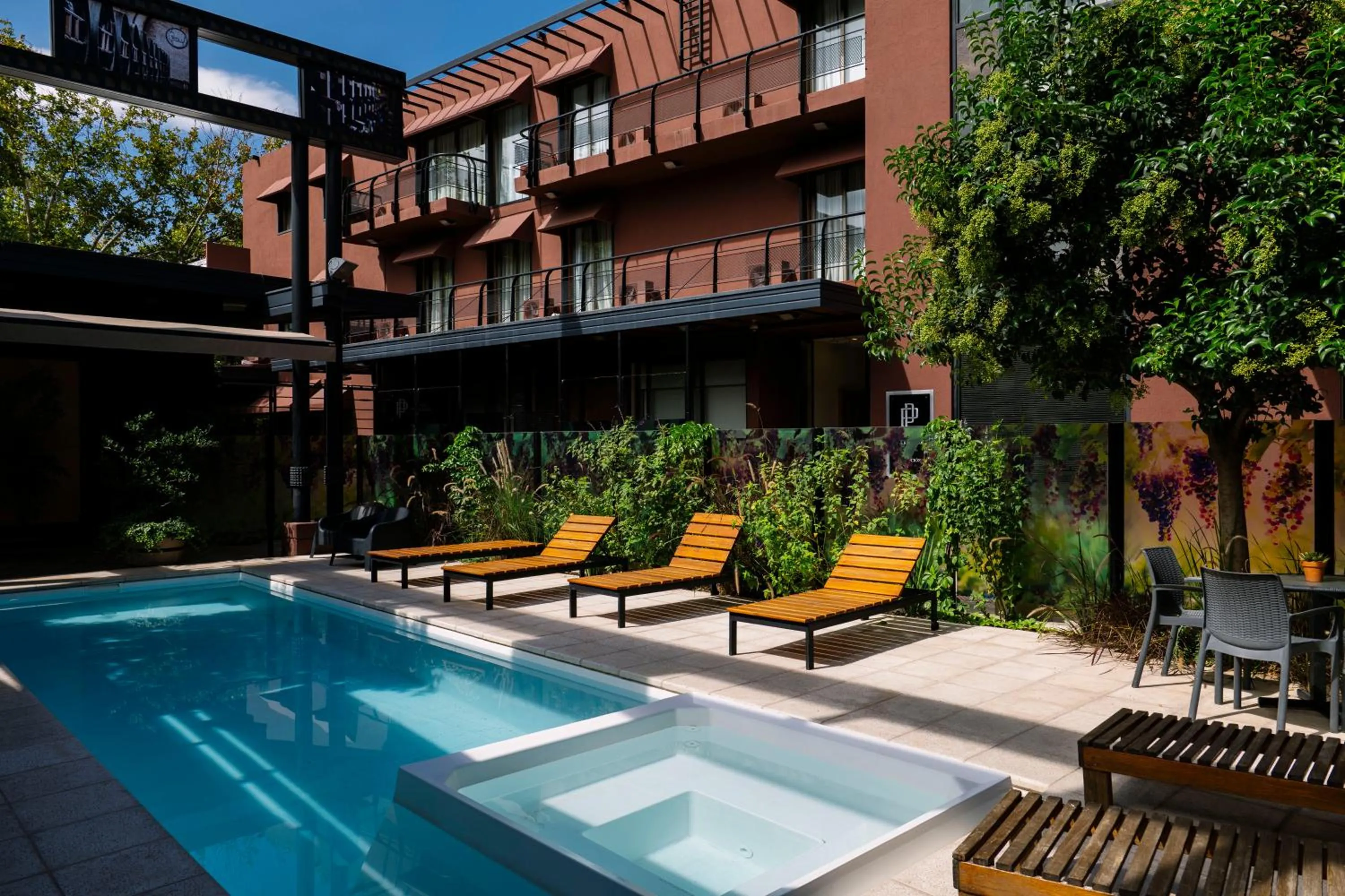 Swimming pool in Plaza Paradiso Petit Hotel