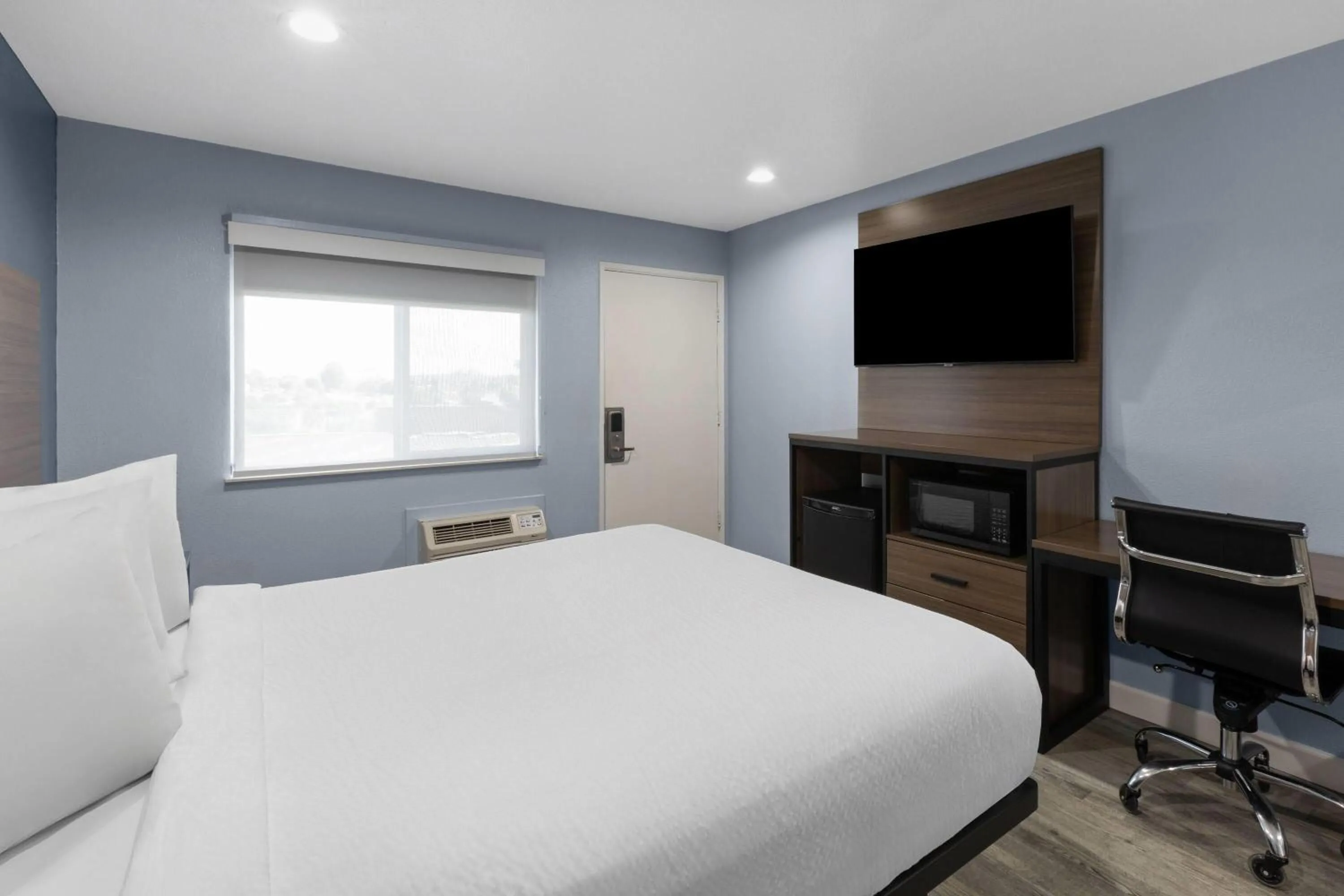 Photo of the whole room, Bed in Days Inn by Wyndham Arroyo Grande Pismo Beach