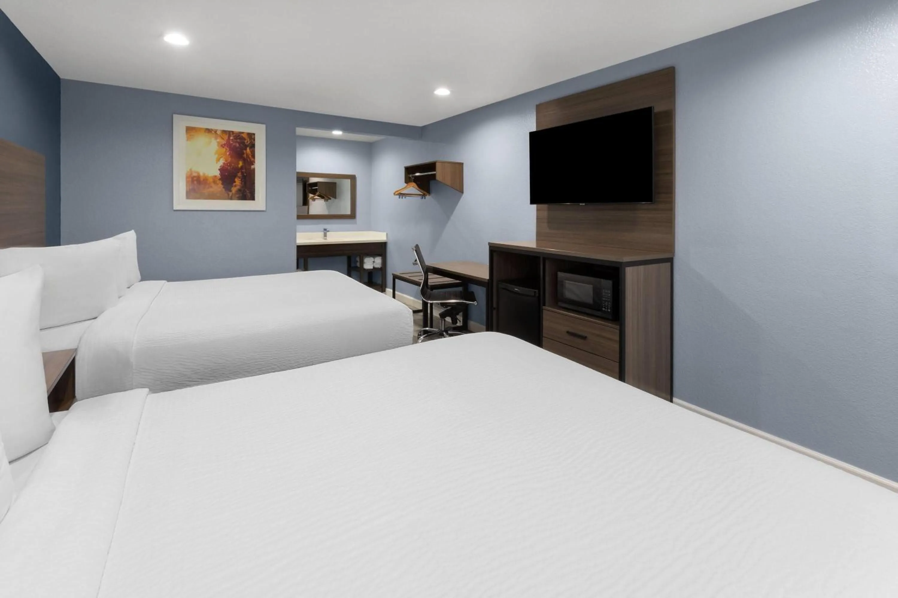 Photo of the whole room, Bed in Days Inn by Wyndham Arroyo Grande Pismo Beach