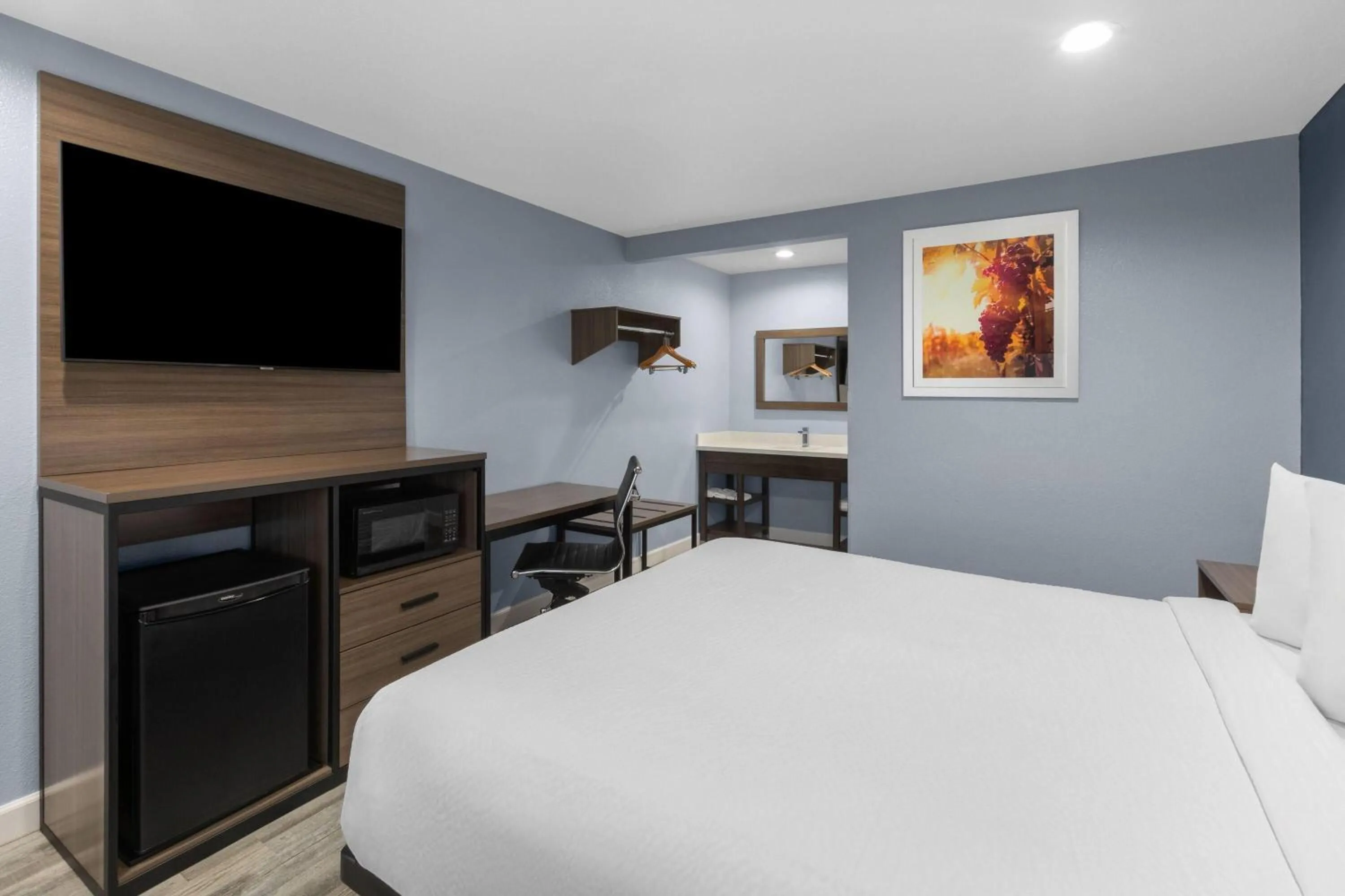 Photo of the whole room, Bed in Days Inn by Wyndham Arroyo Grande Pismo Beach