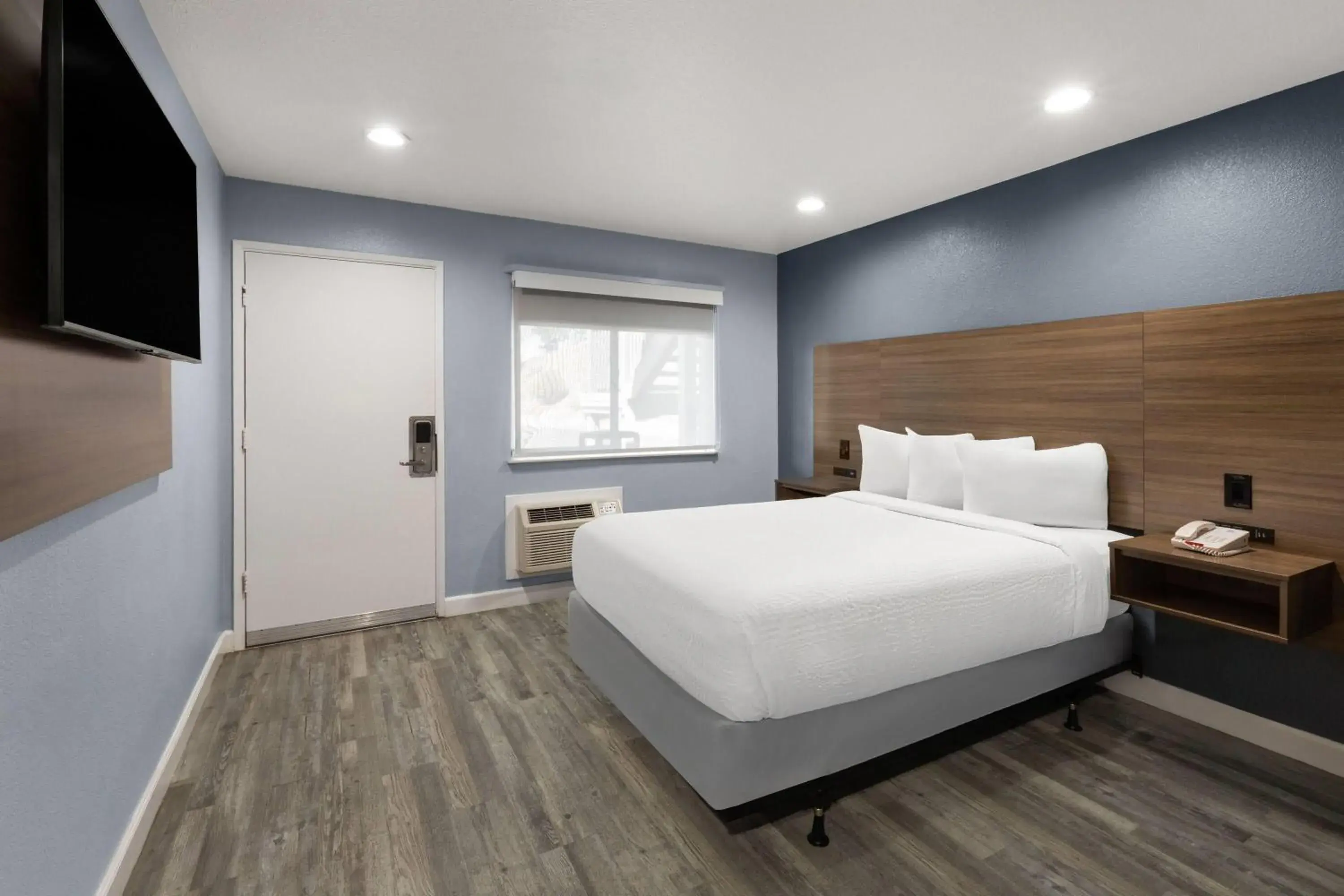 Photo of the whole room, Bed in Days Inn by Wyndham Arroyo Grande Pismo Beach Photo of the whole room, Bed in Days Inn by Wyndham Arroyo Grande Pismo Beach