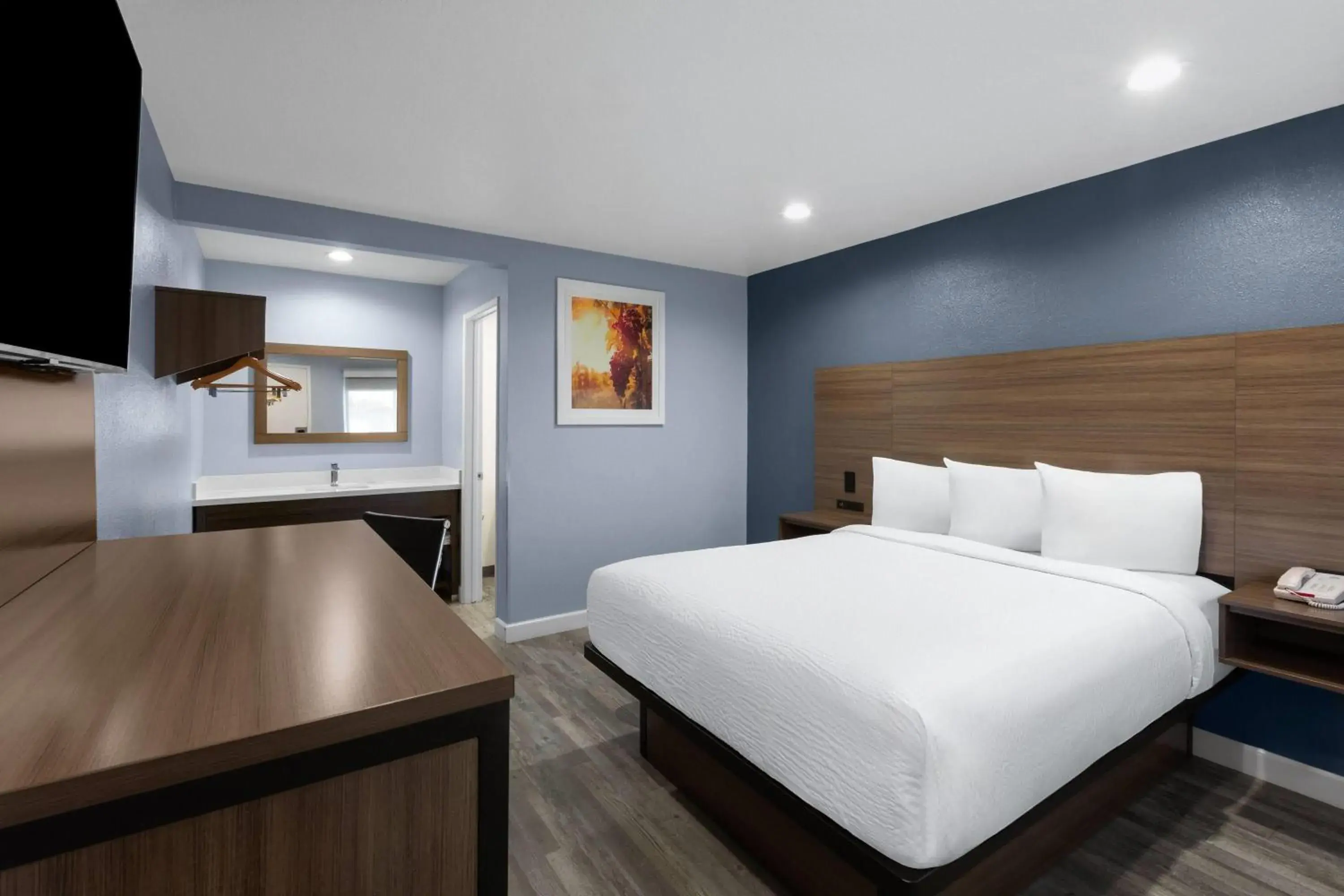 Photo of the whole room, Bed in Days Inn by Wyndham Arroyo Grande Pismo Beach Photo of the whole room, Bed in Days Inn by Wyndham Arroyo Grande Pismo Beach