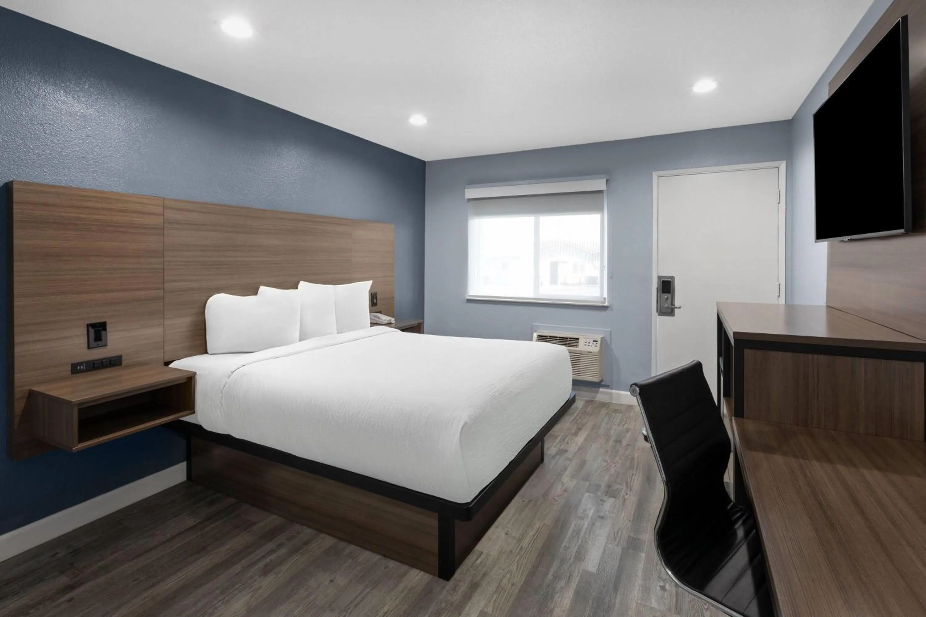 Photo of the whole room, Bed in Days Inn by Wyndham Arroyo Grande Pismo Beach