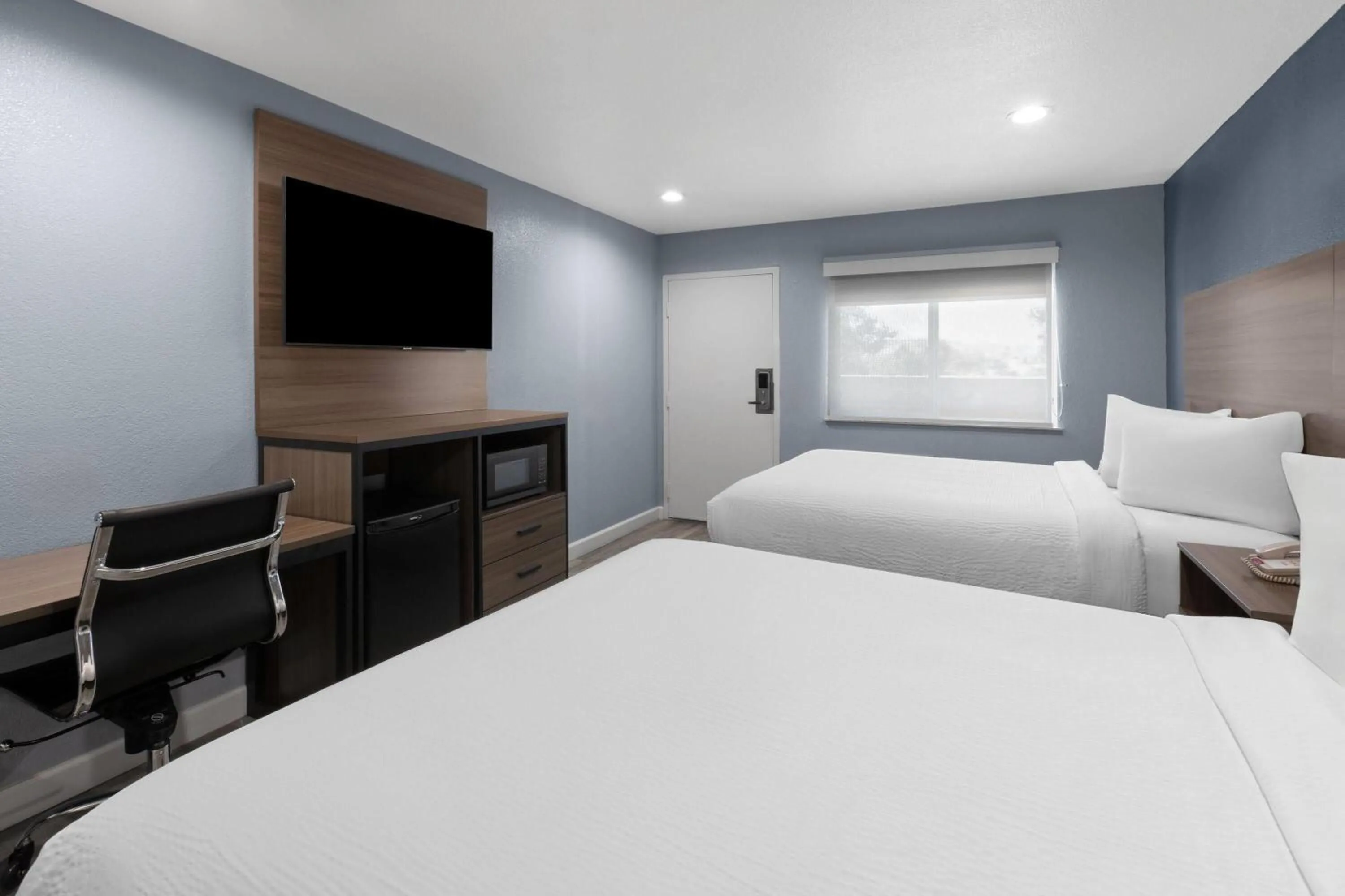 Photo of the whole room, Bed in Days Inn by Wyndham Arroyo Grande Pismo Beach