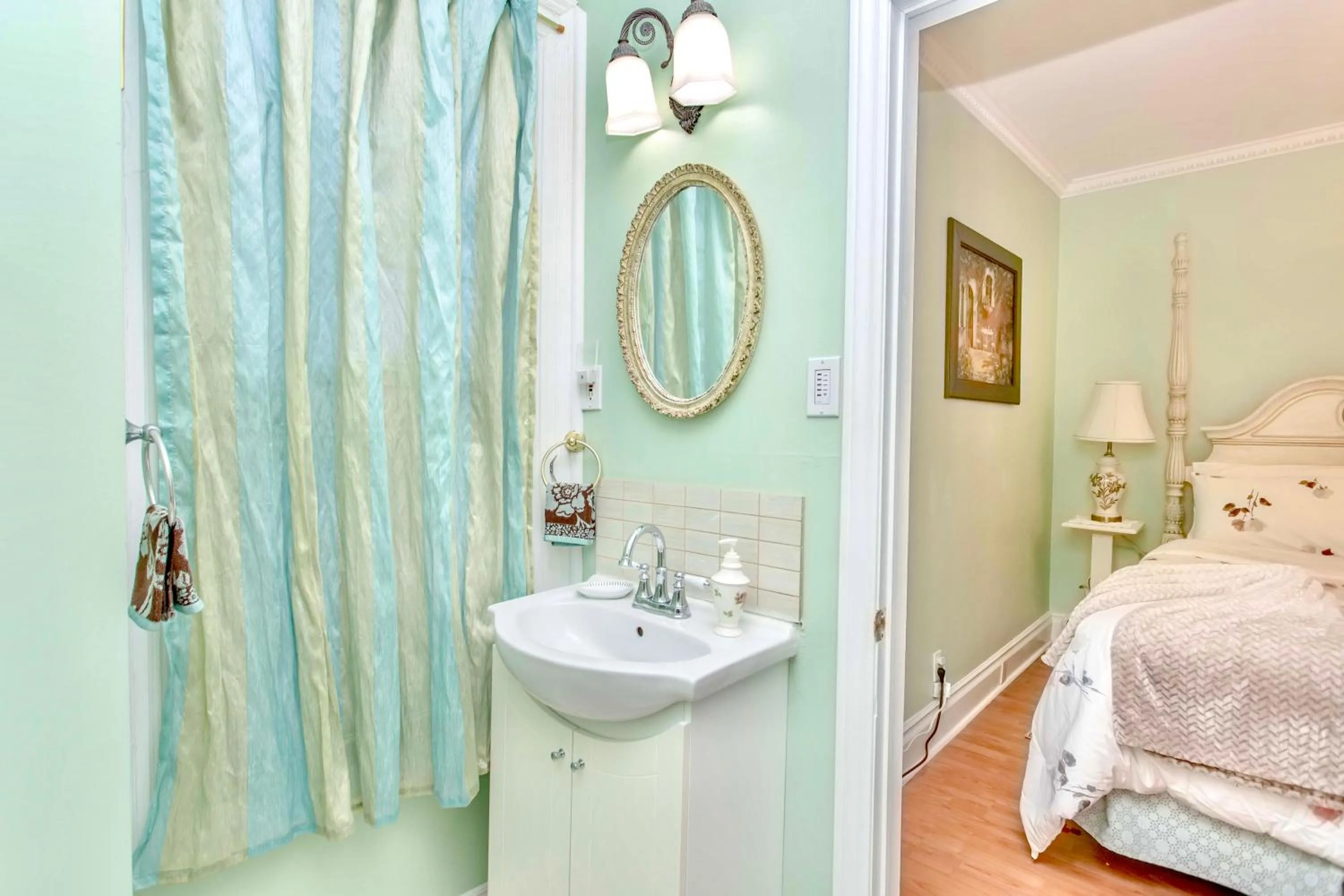 Bed in Redwood Bed and Breakfast