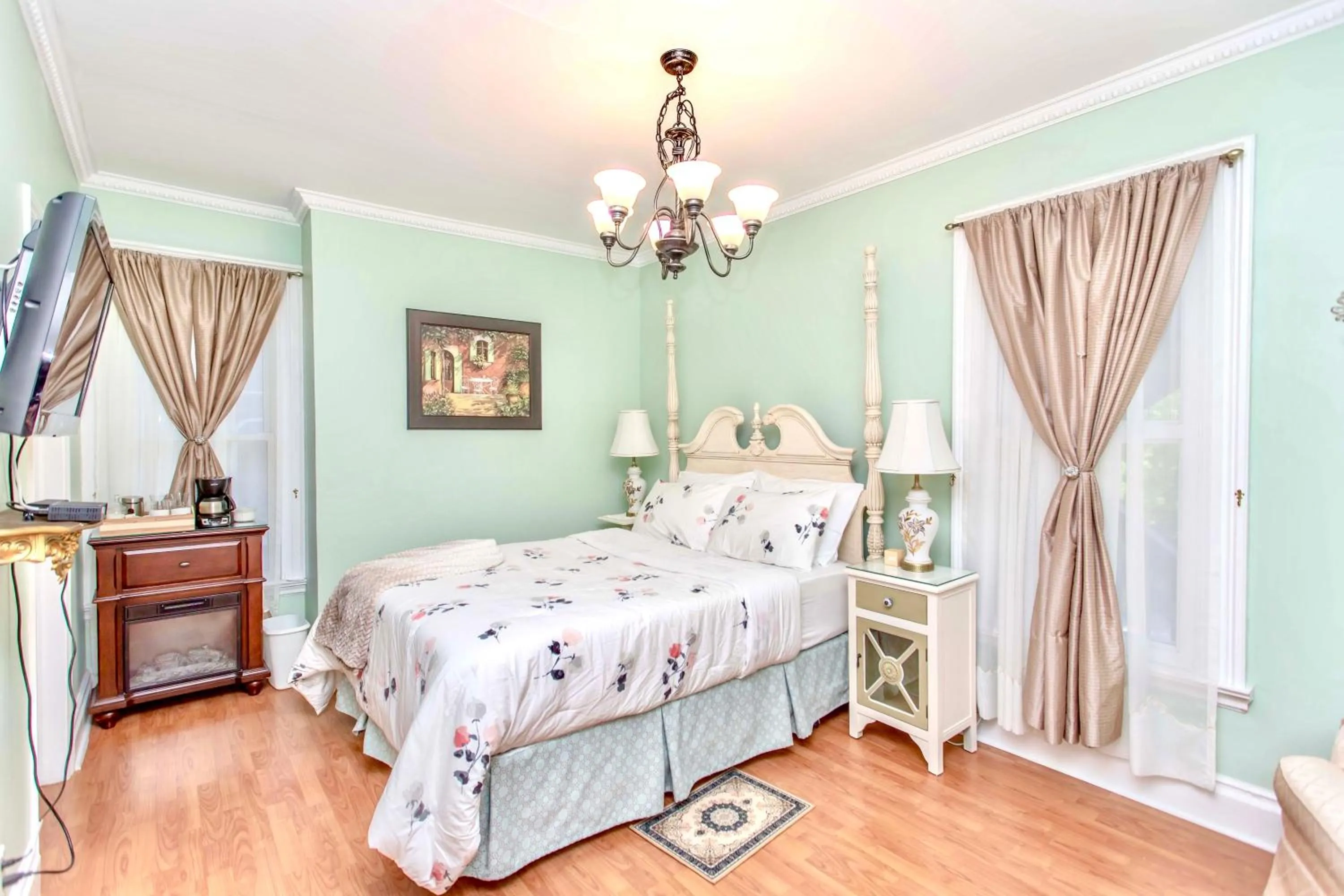 Bed in Redwood Bed and Breakfast